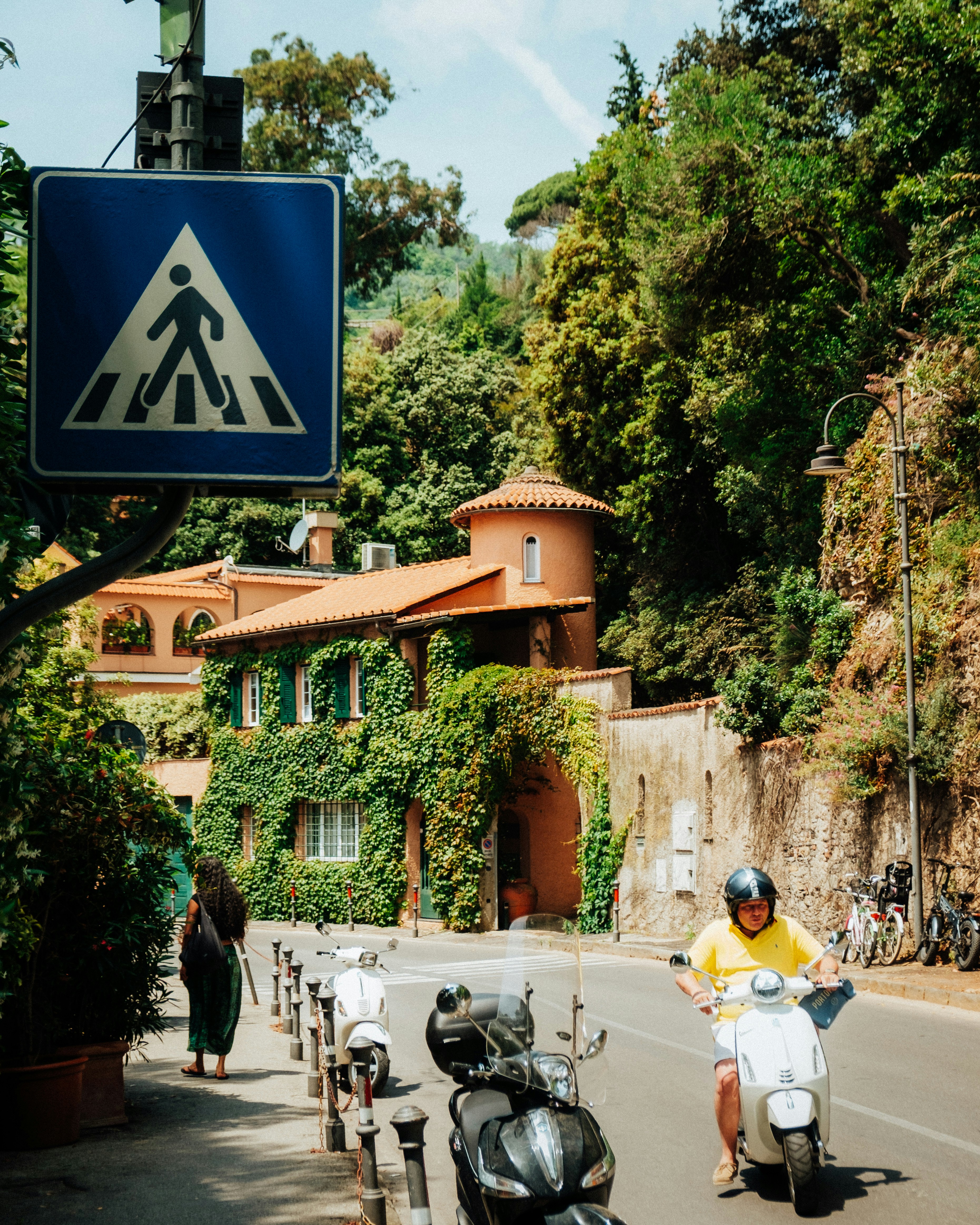 Señal de paso de peatones con patinete en la calle.