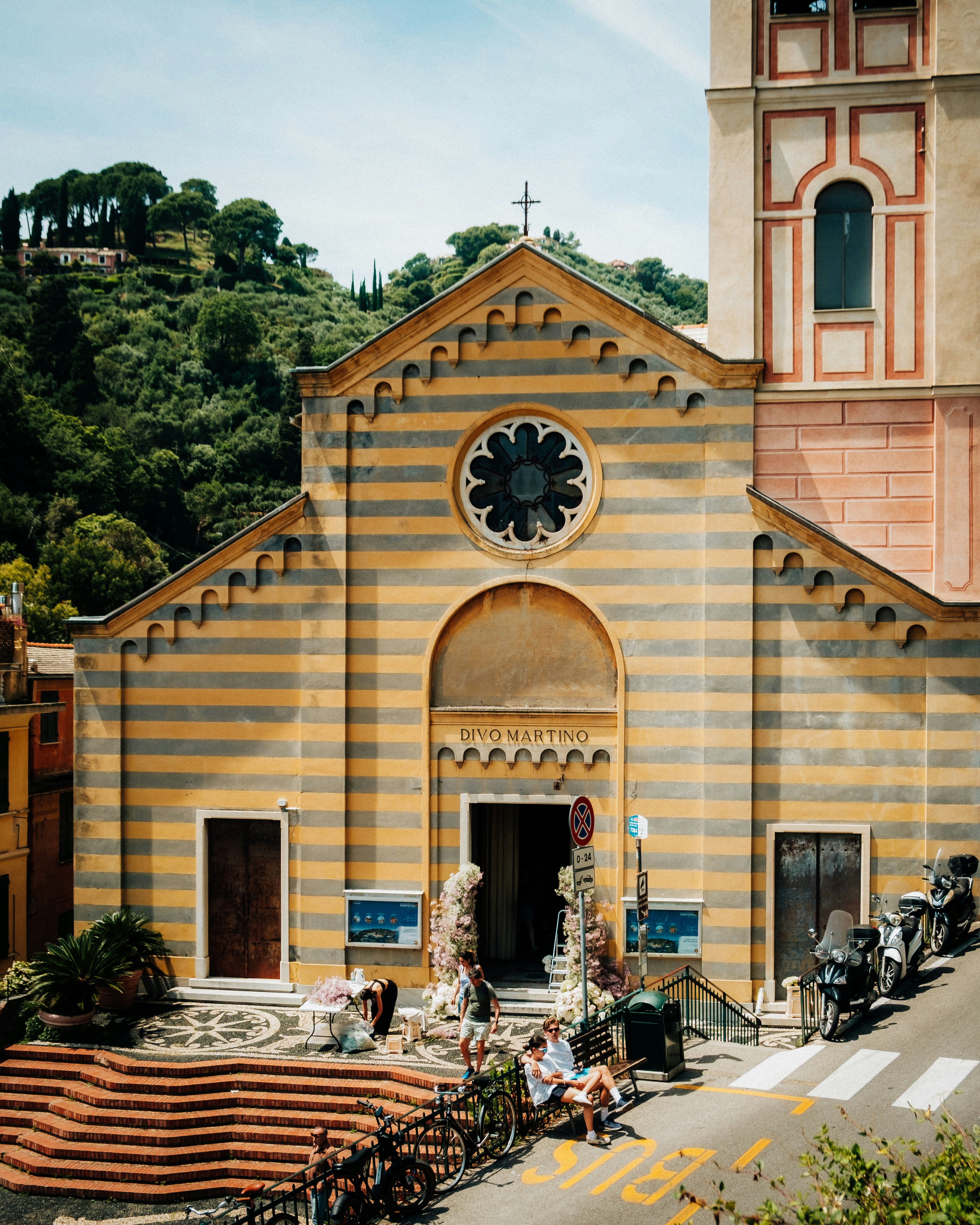 Hermosa fachada de la iglesia con diseño a rayas.