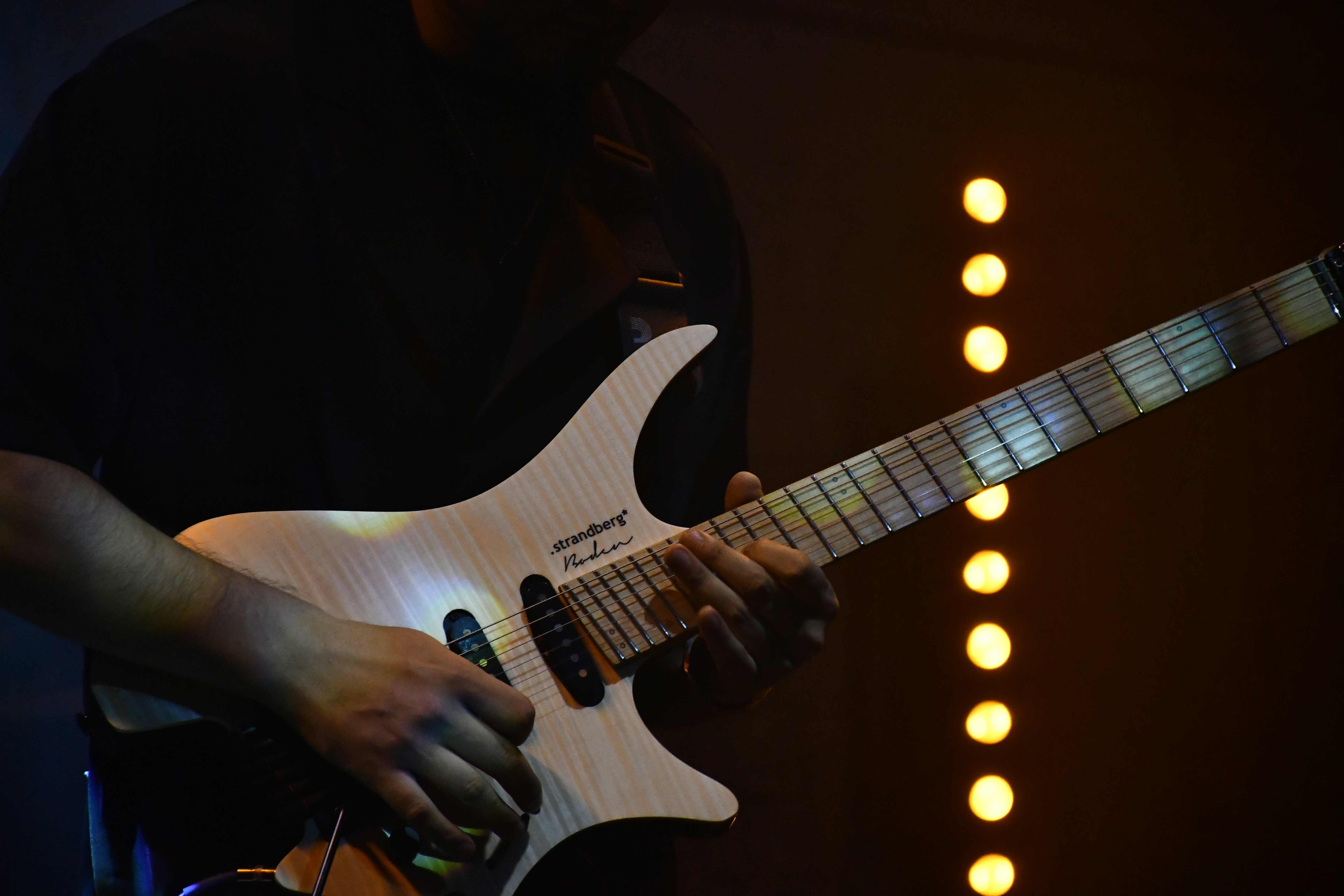 Gitarrist von Irony beim Konzert in voller Aktion