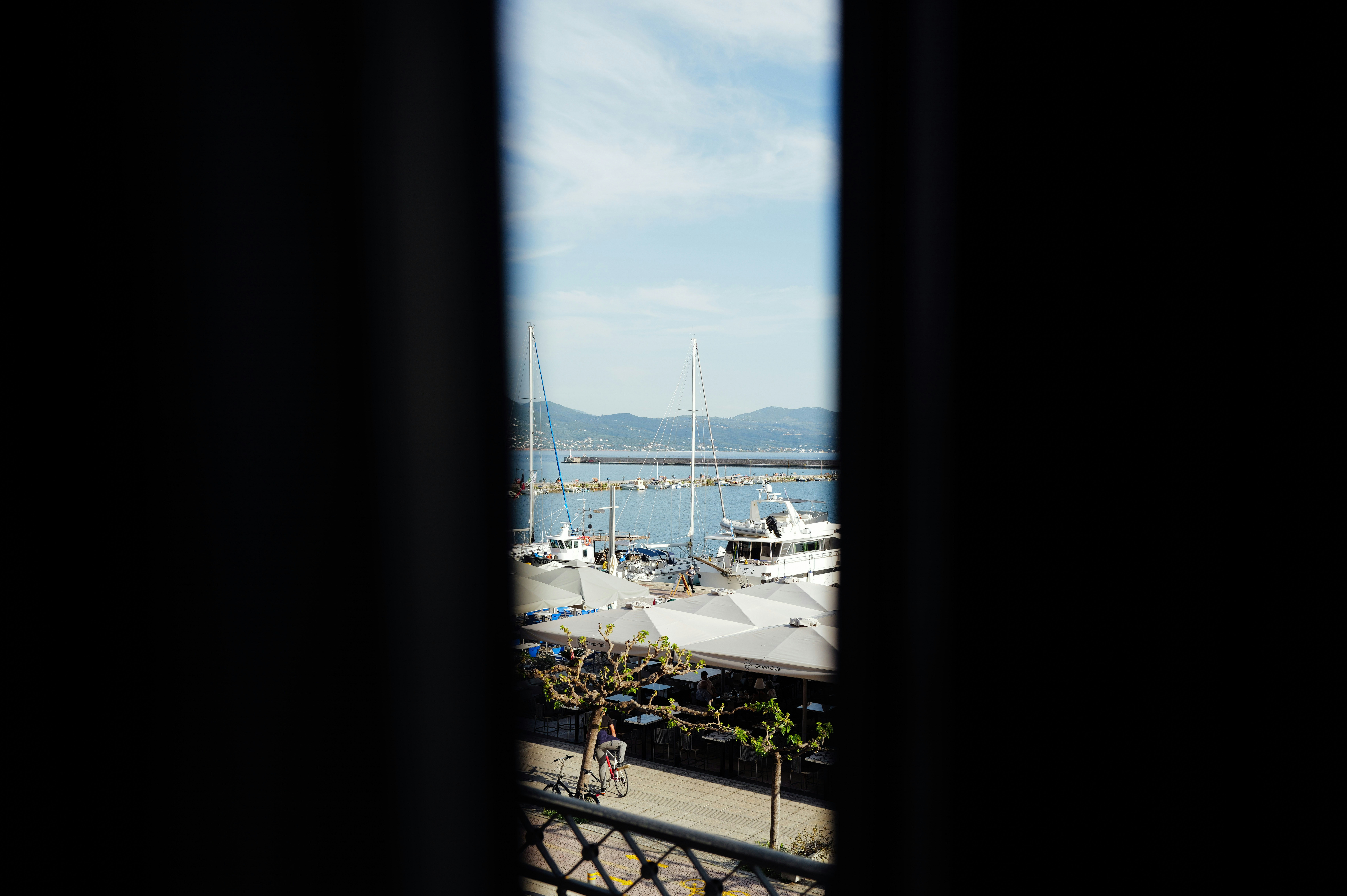 Photo by adrienolichon