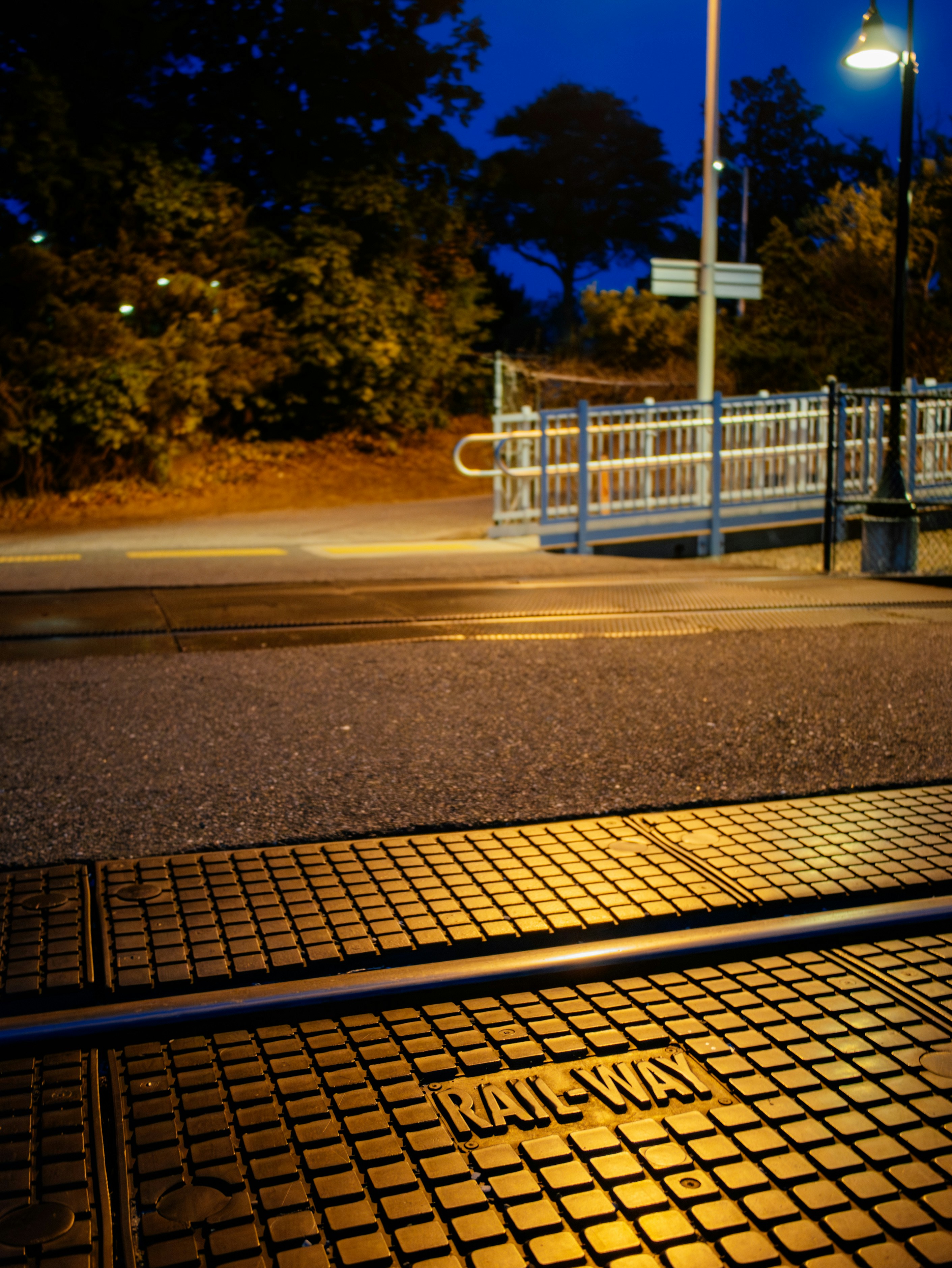 Night scene at a railway crossing.