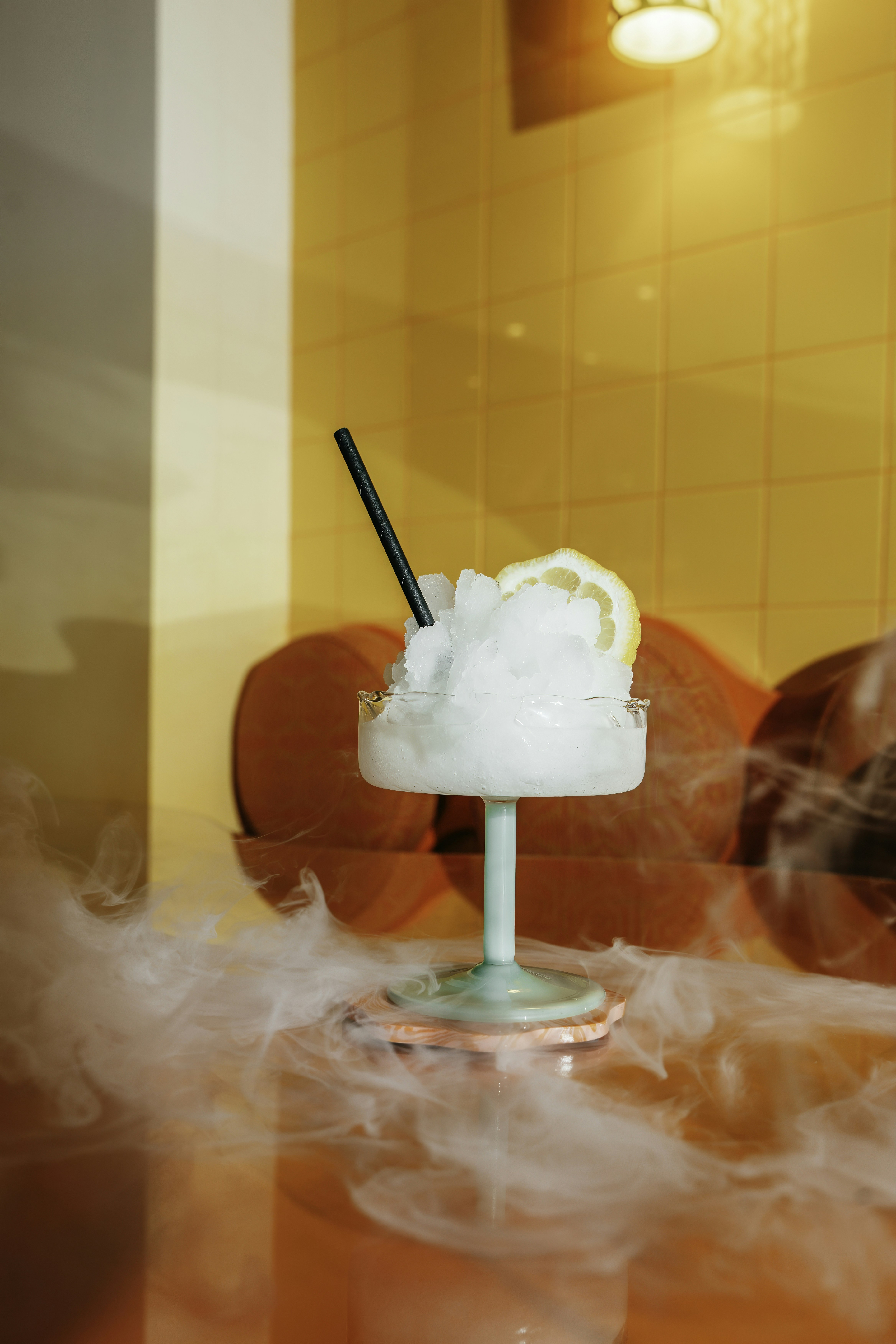 Un beau cocktail servi avec de la glace carbonique spectaculaire. photo — free download