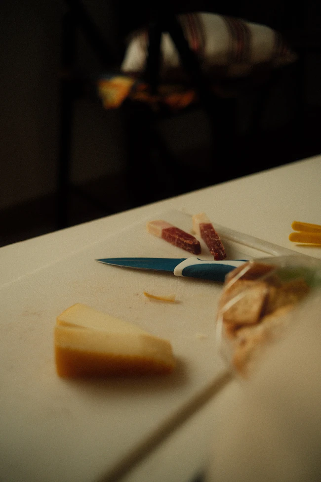 Queso y jamón preparados para degustar, fotografía ilustrativa