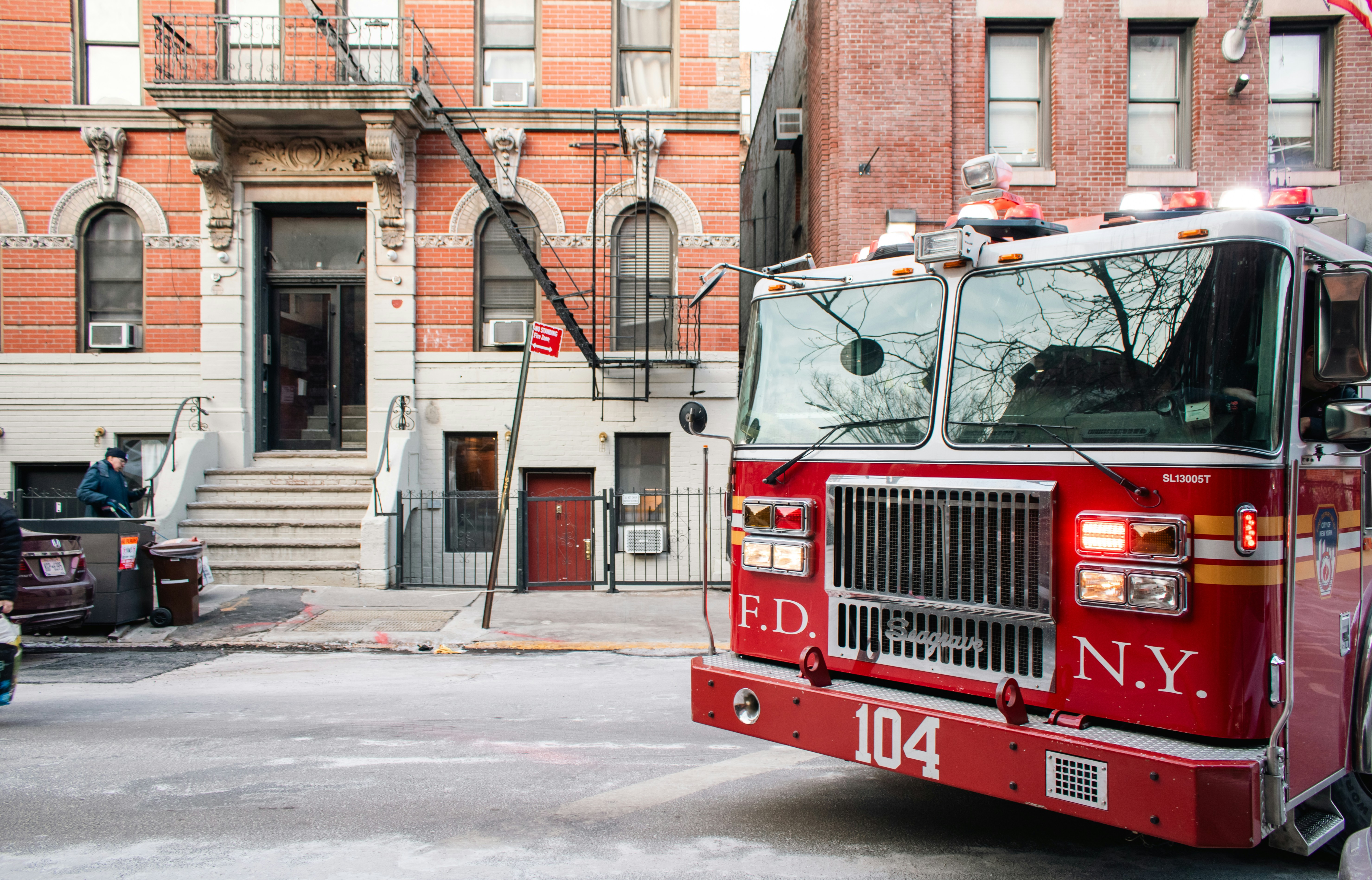 Un camión de bomberos está estacionado cerca de un edificio de apartamentos.