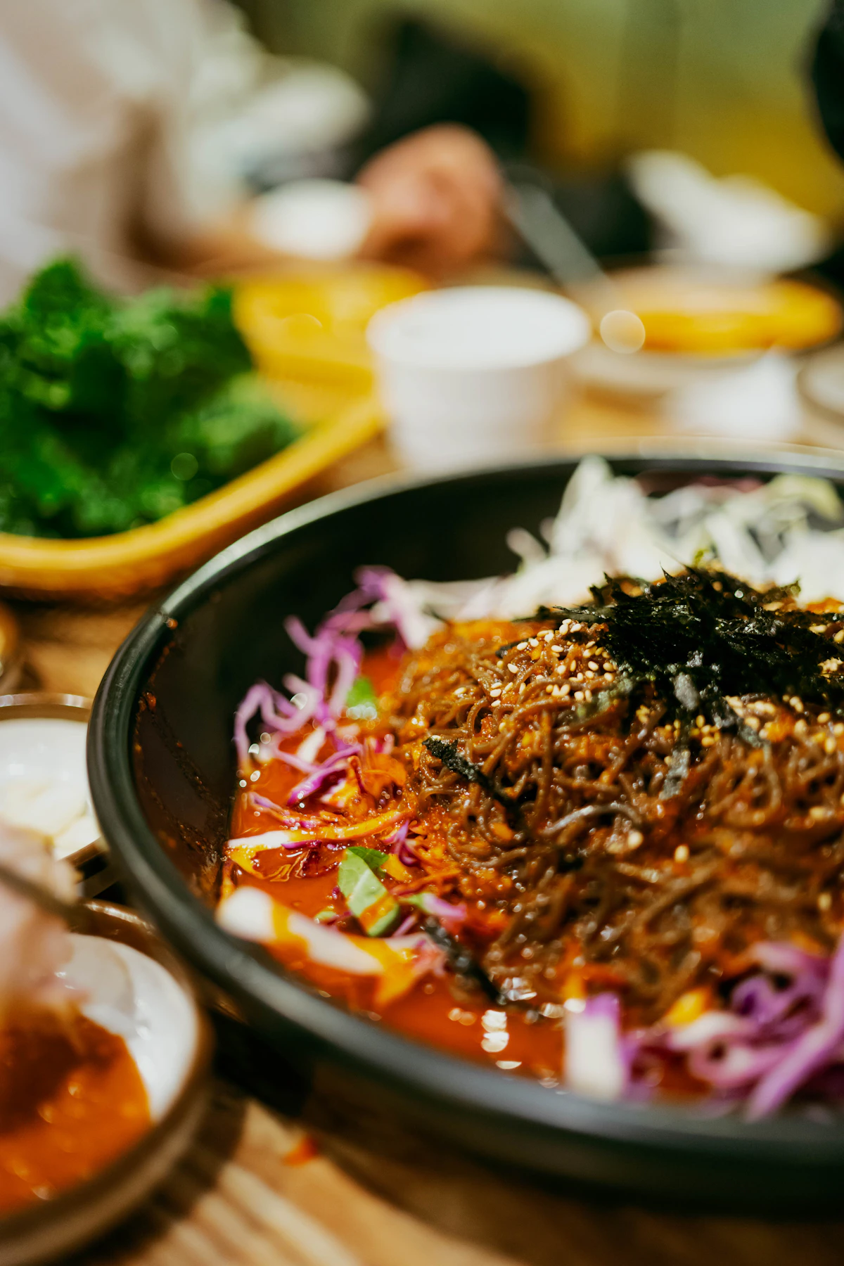 Close up mon an Han Quoc bibim guksu hap dan