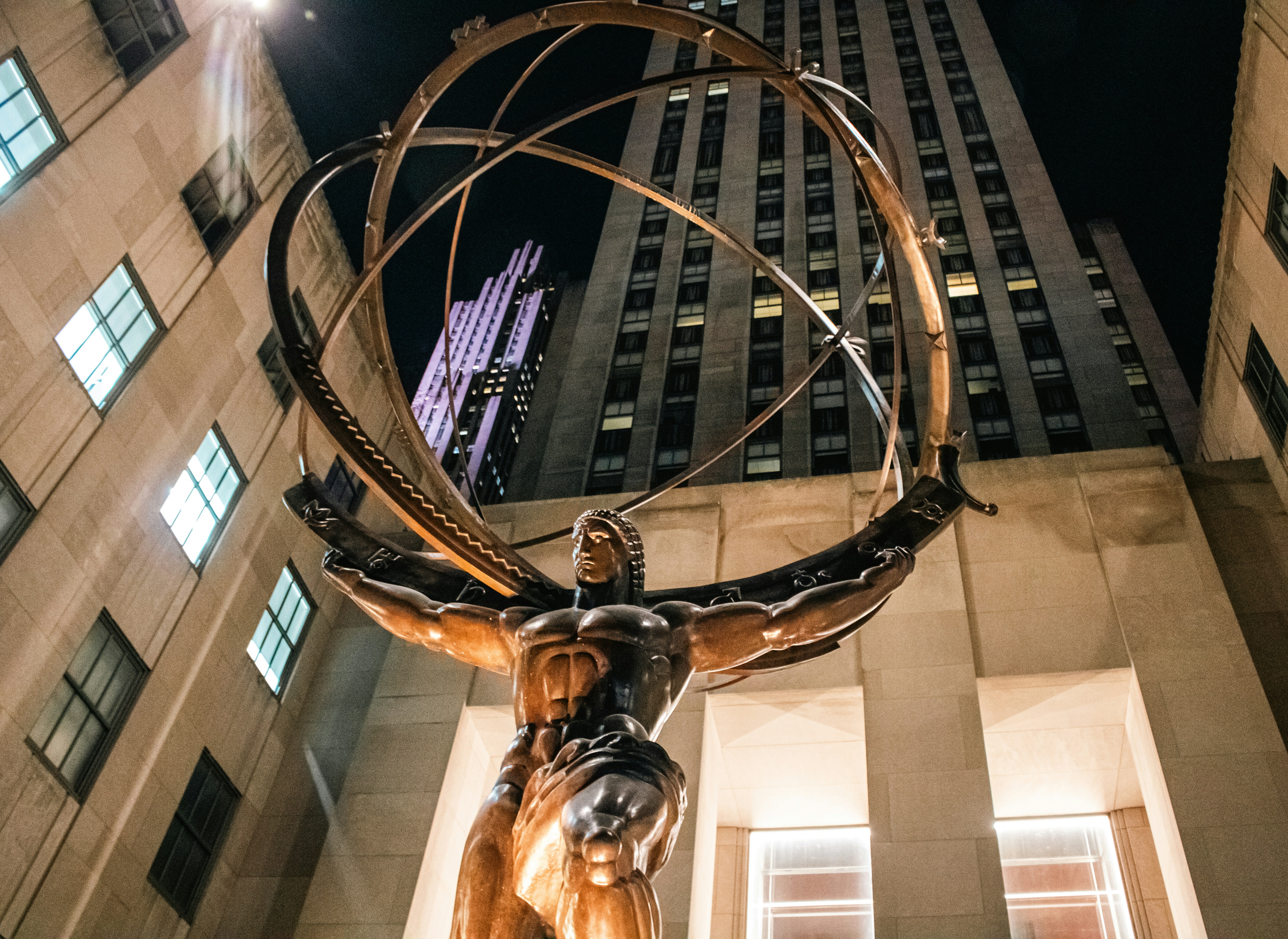 Die Atlas-Statue steht nachts am Rockefeller Center.