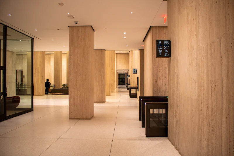 Hall d'immeuble équipé d'un portique de sécurité
