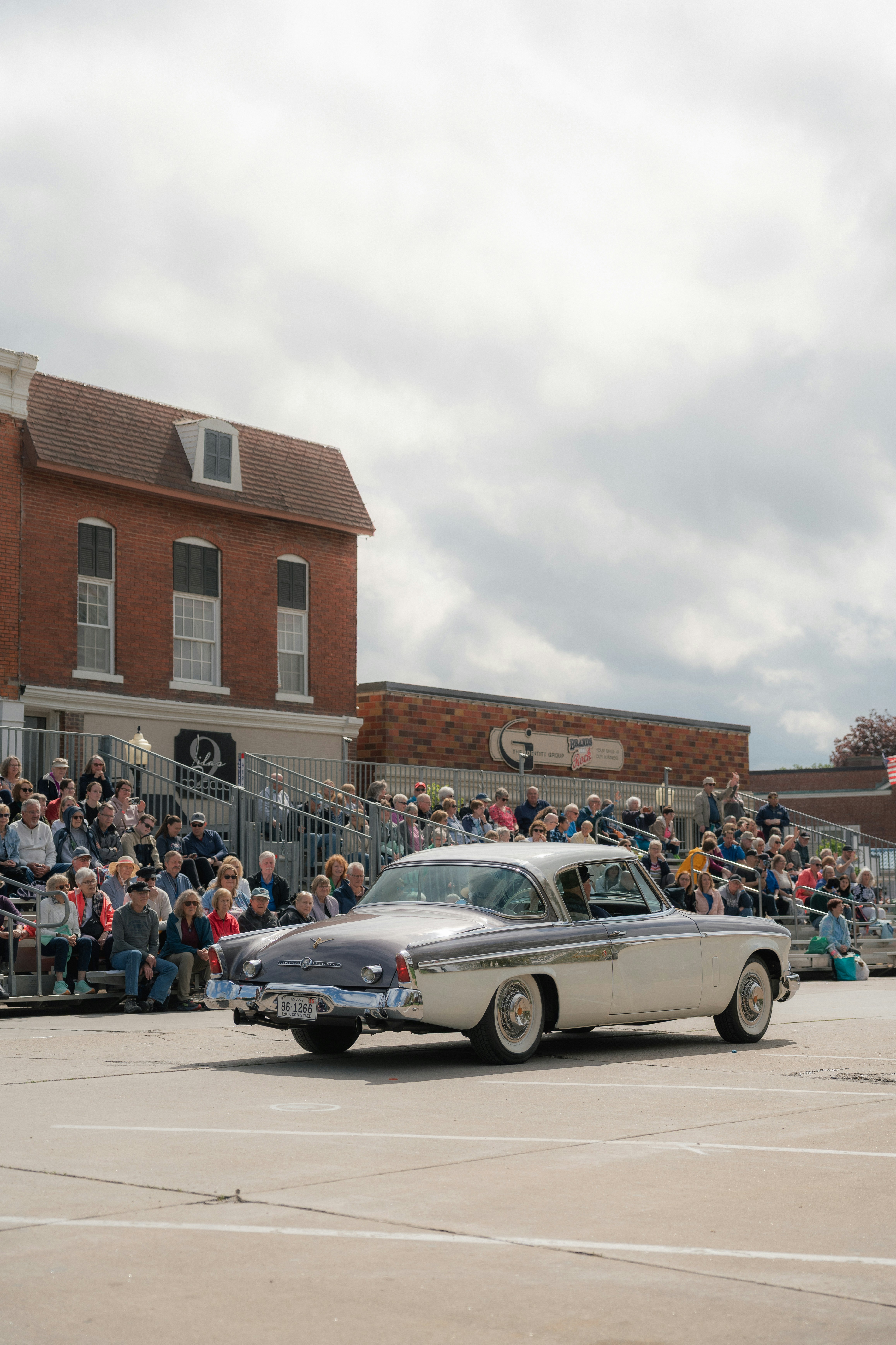 A vintage car drives in a parade. photo – Free Travel Image on Unsplash