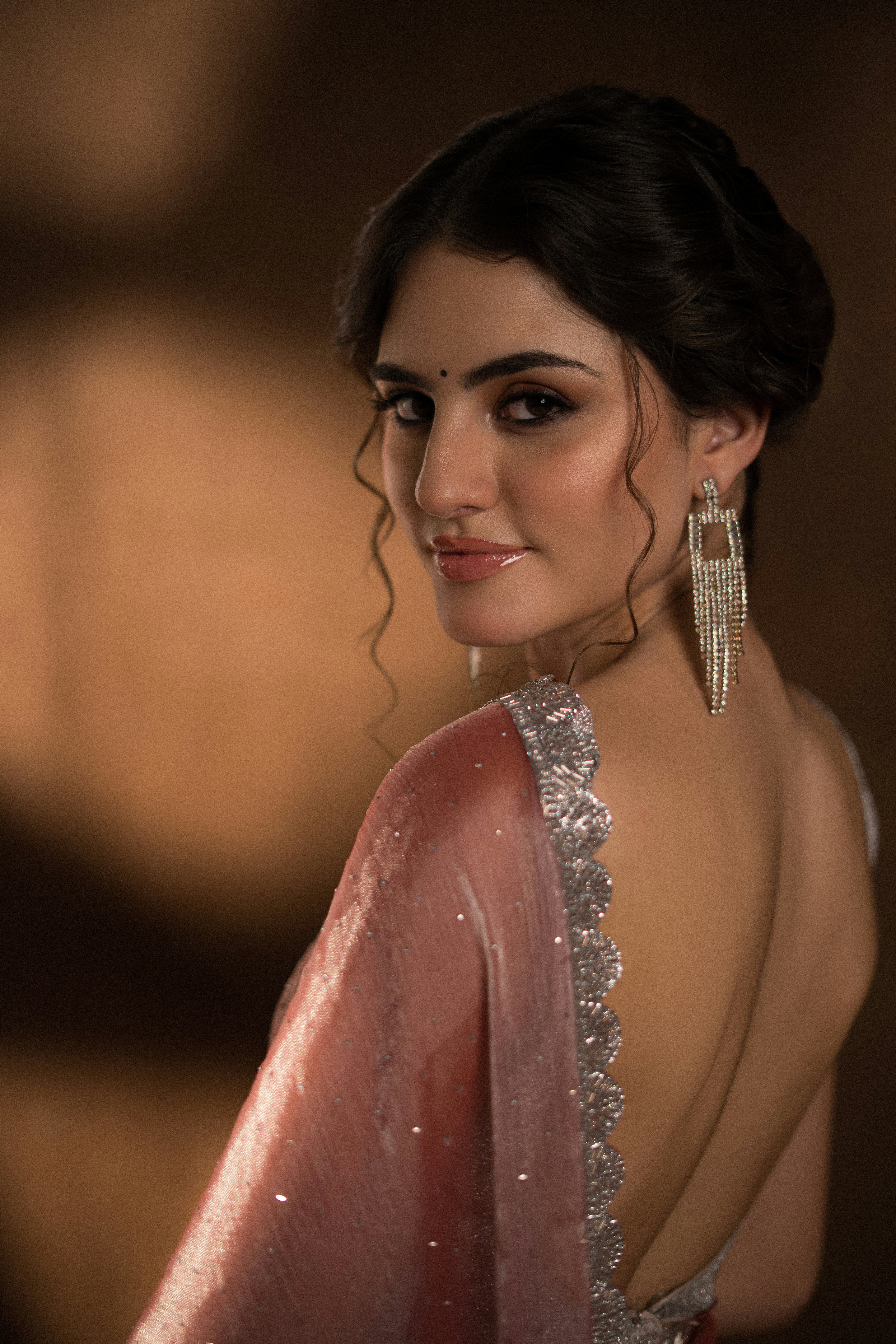 Eine schöne Frau posiert mit einem Sari.