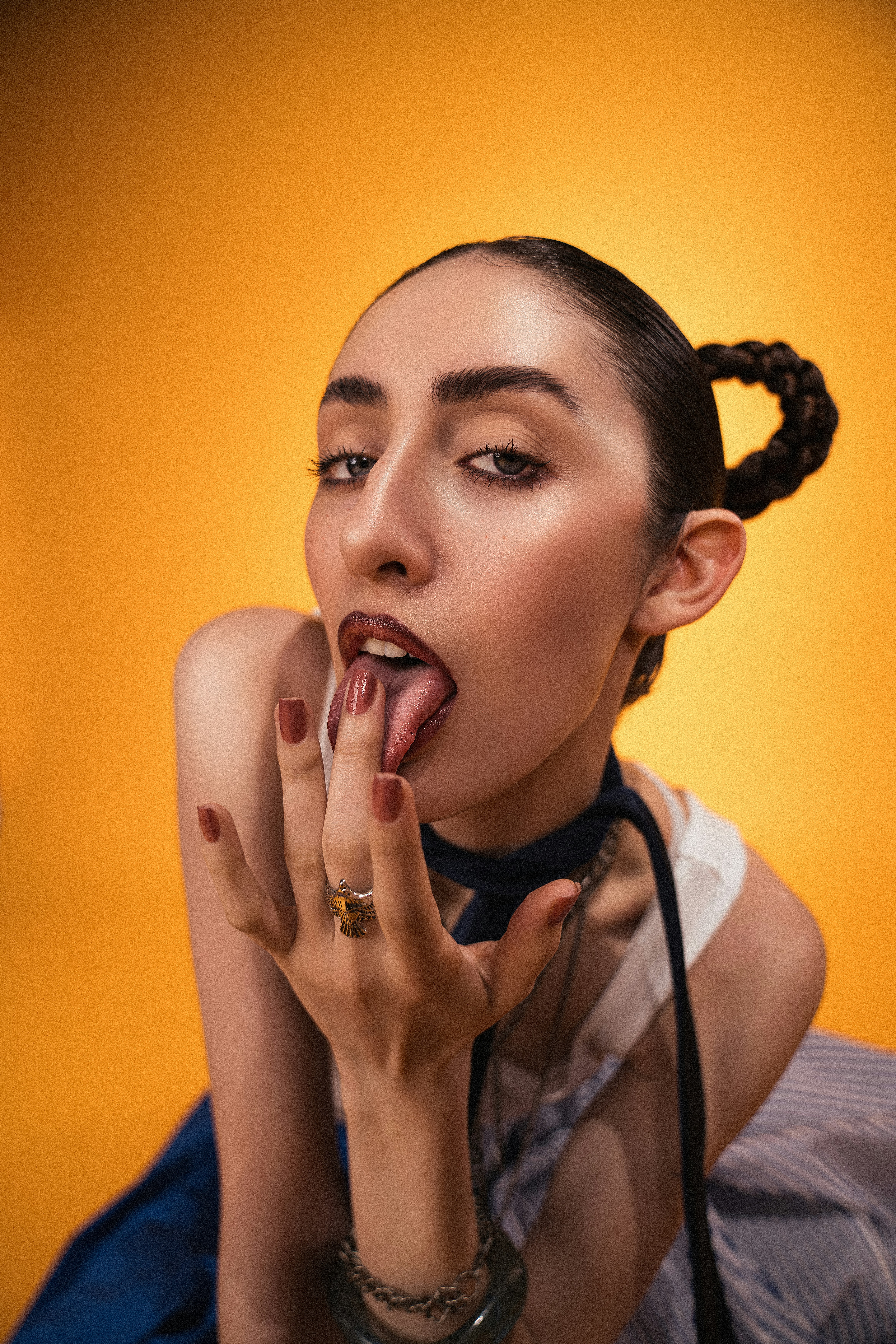 Eine Frau leckt sich den Finger und sieht dabei schwül aus.