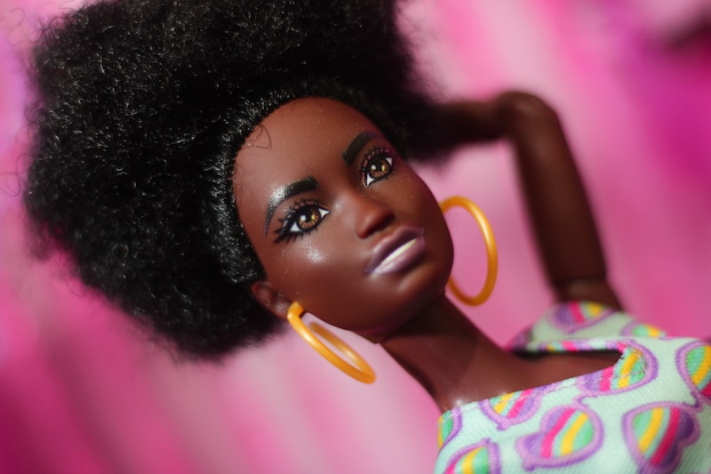 Barbie noire stylée et iconique