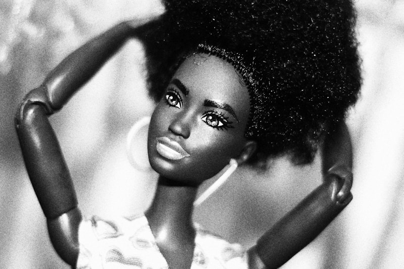 Poupée noire glamour aux bras levés
