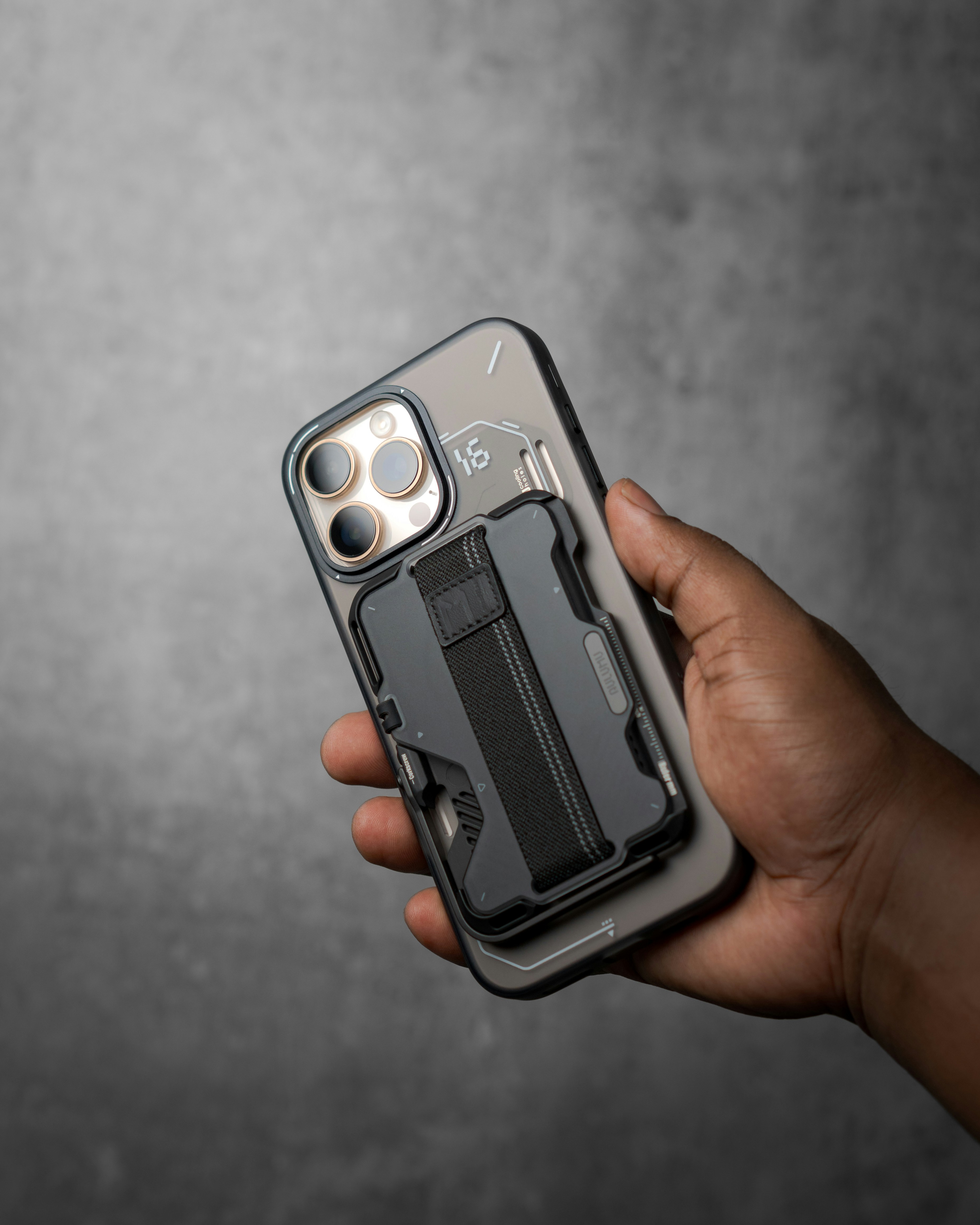 Um telefone com uma capa tipo carteira é mantido.