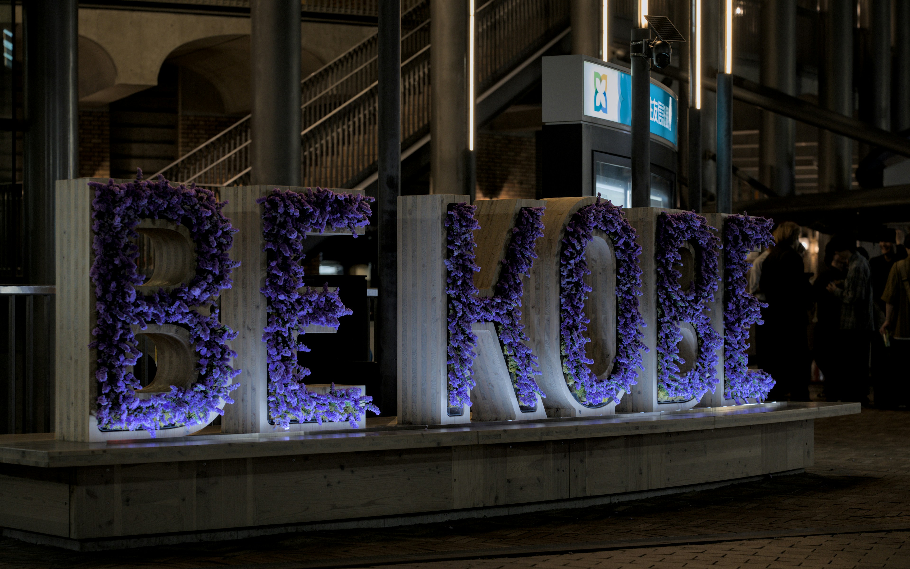 « Be Kobe » écrit en lettres florales.
