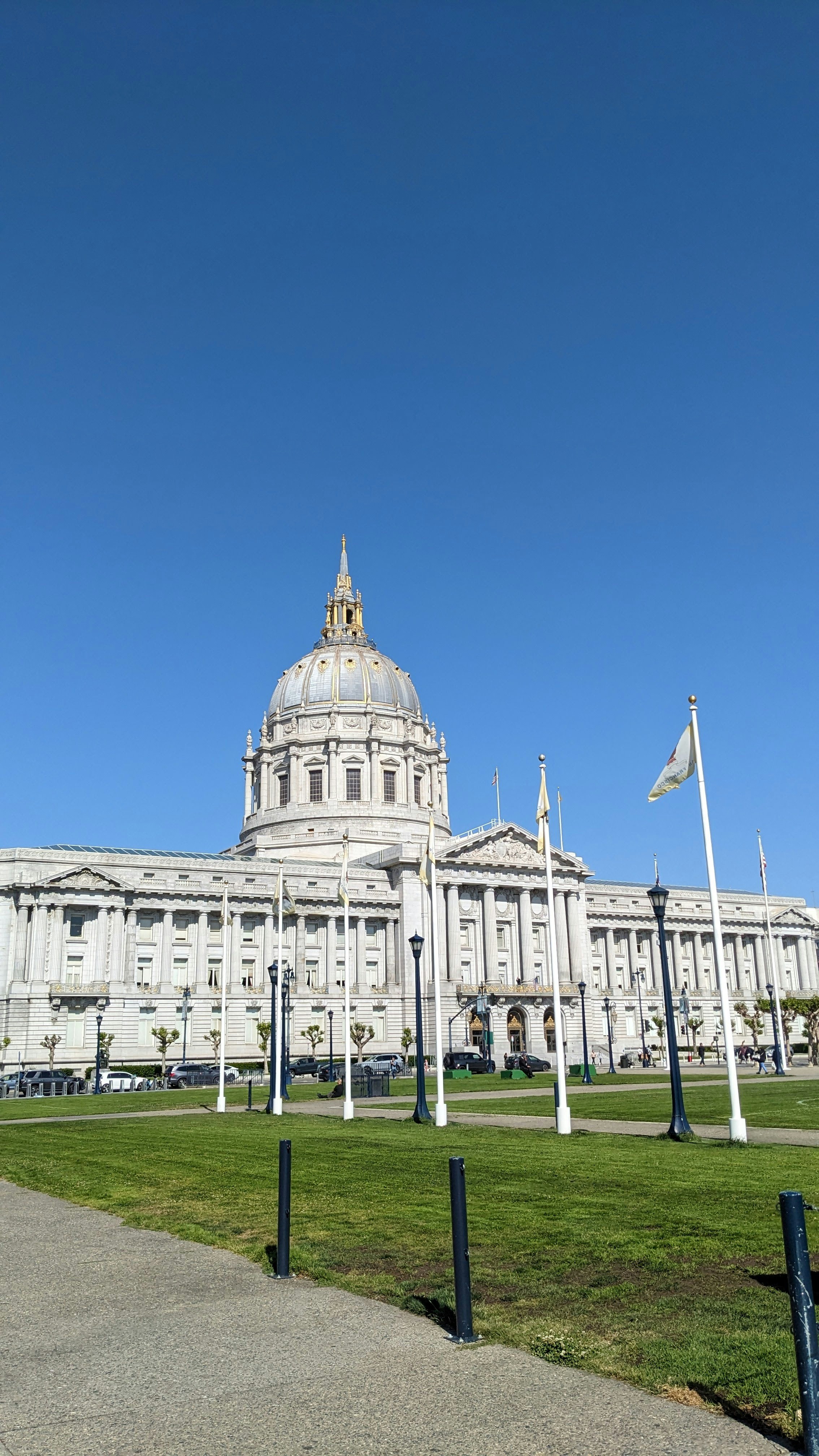 San francisco city hall on a sunny day.
