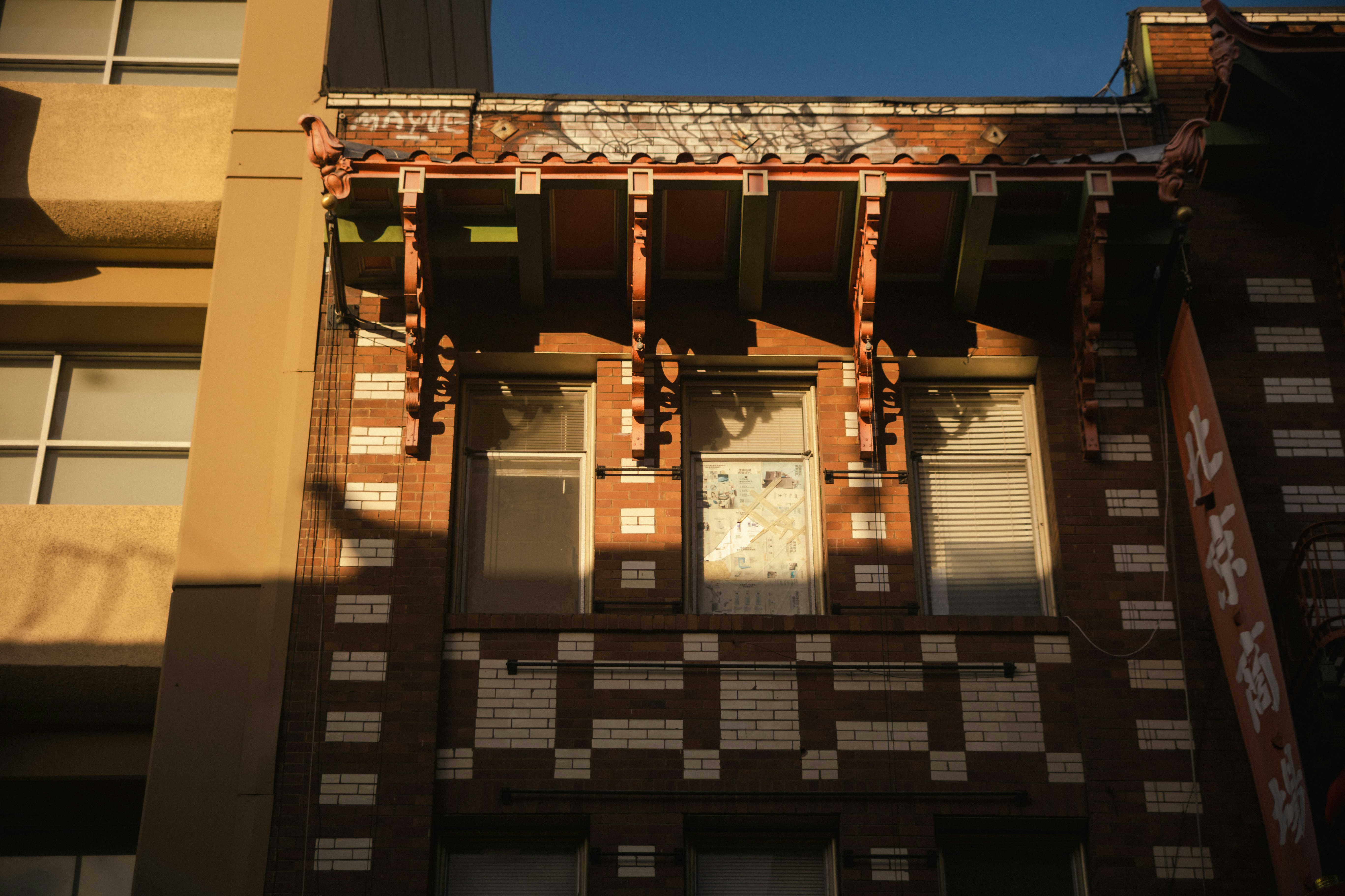 Classic Chicago brownstone apartment exterior - apartments for rent in chicago