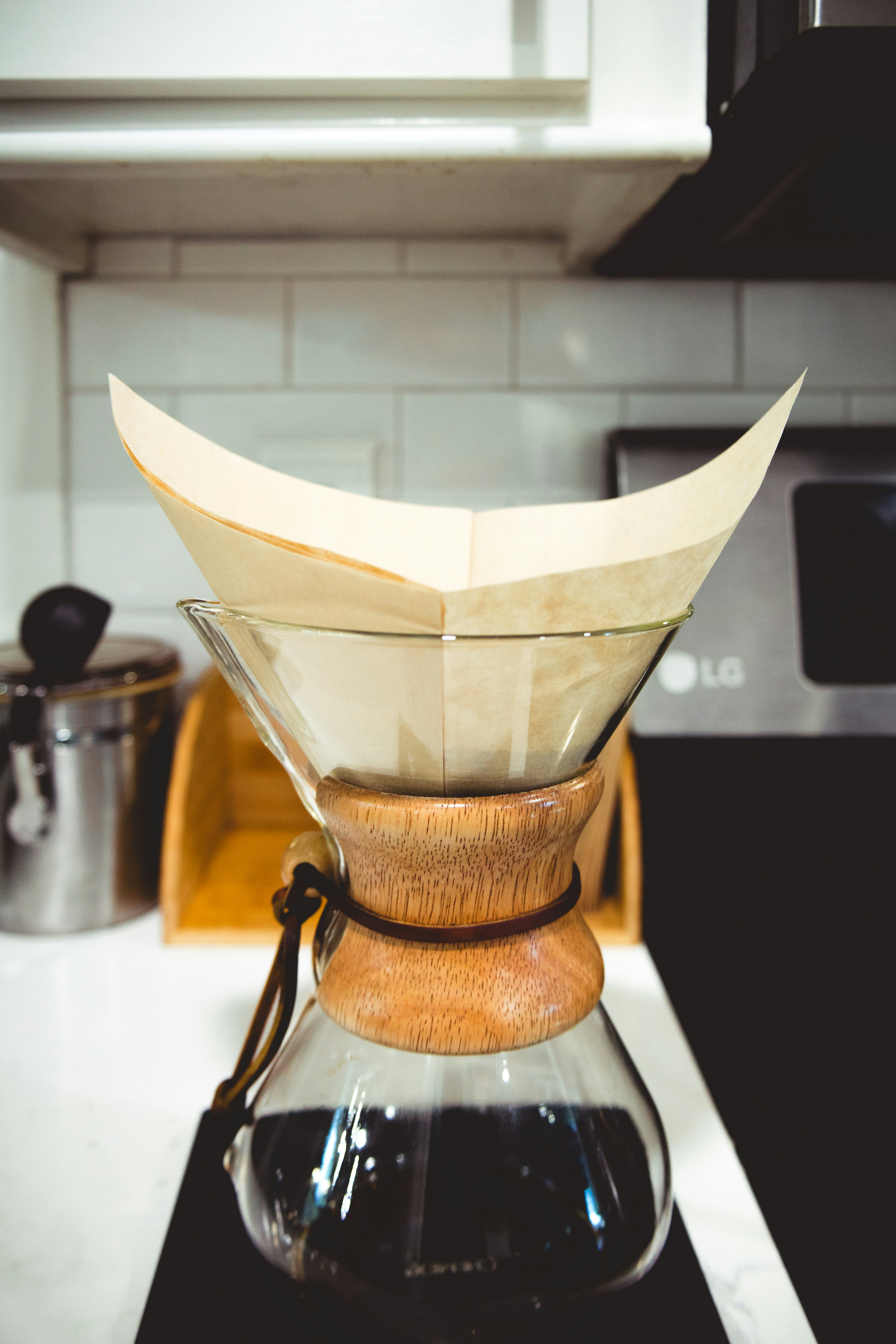 Eine Chemex-Kaffeemaschine mit Papierfilter.