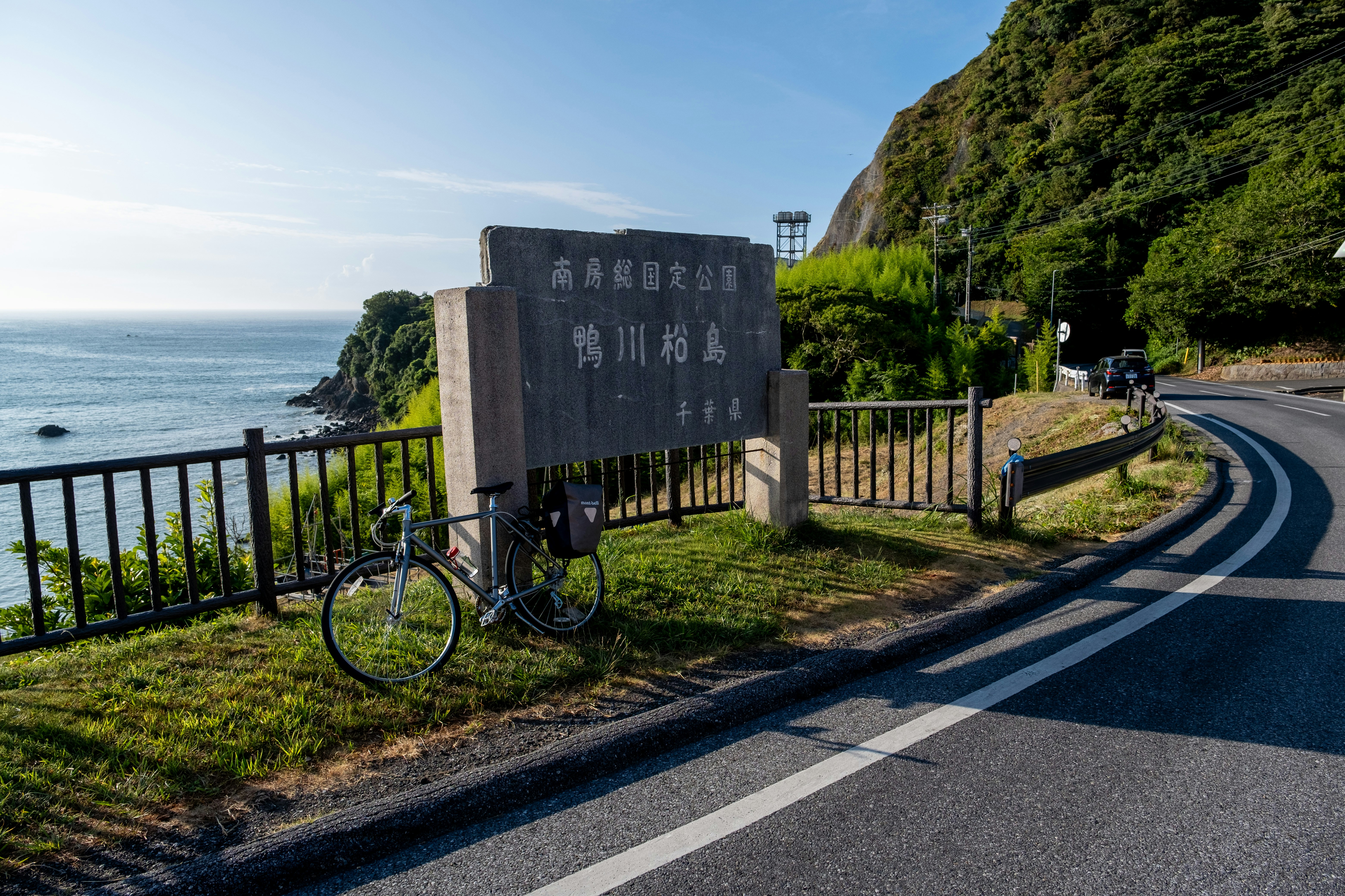 일본의 바다 도로에서 표지판과 자전거를 타십시오.