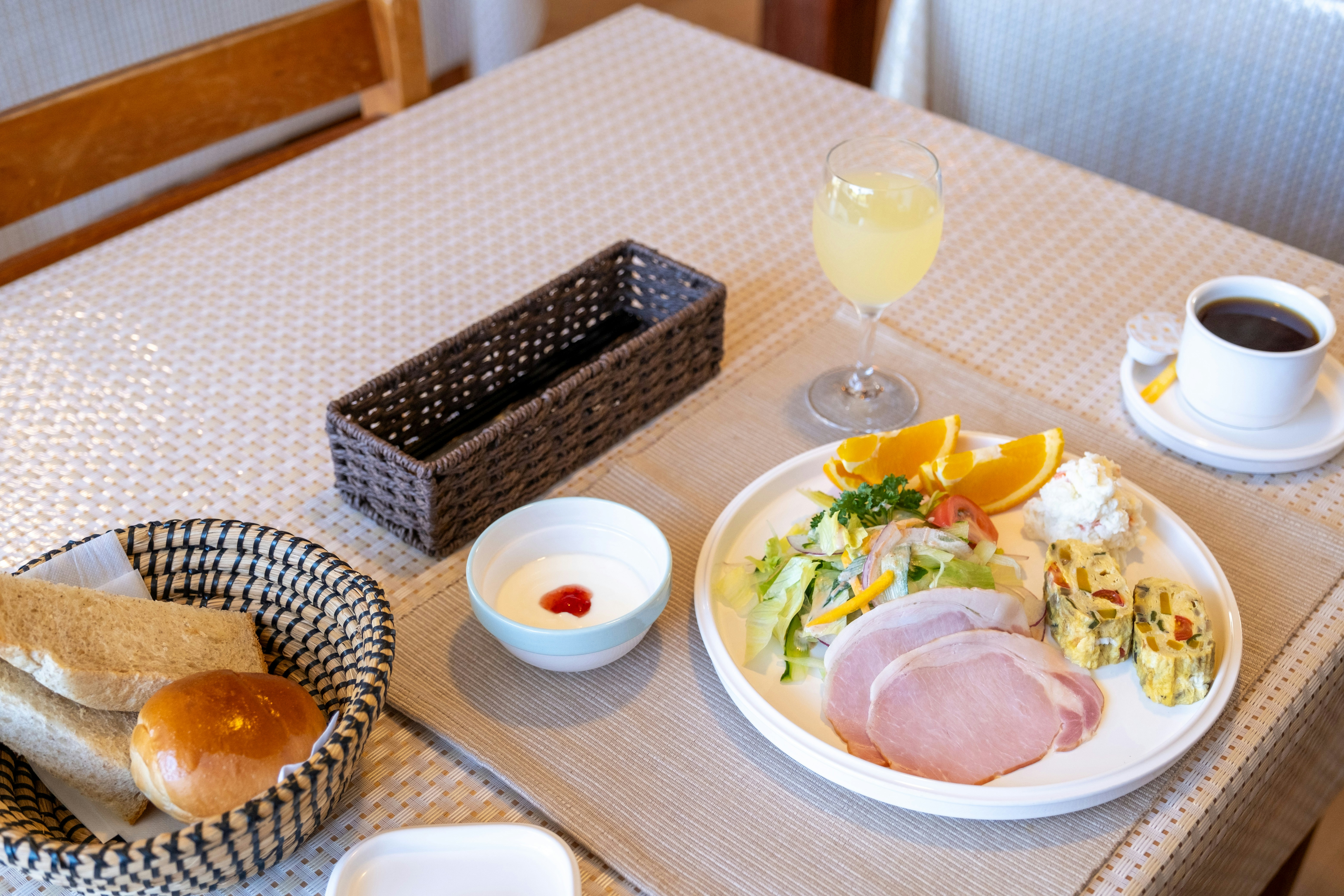 조식에는 음식, 빵, 커피 한 접시가 포함되어 있습니다.