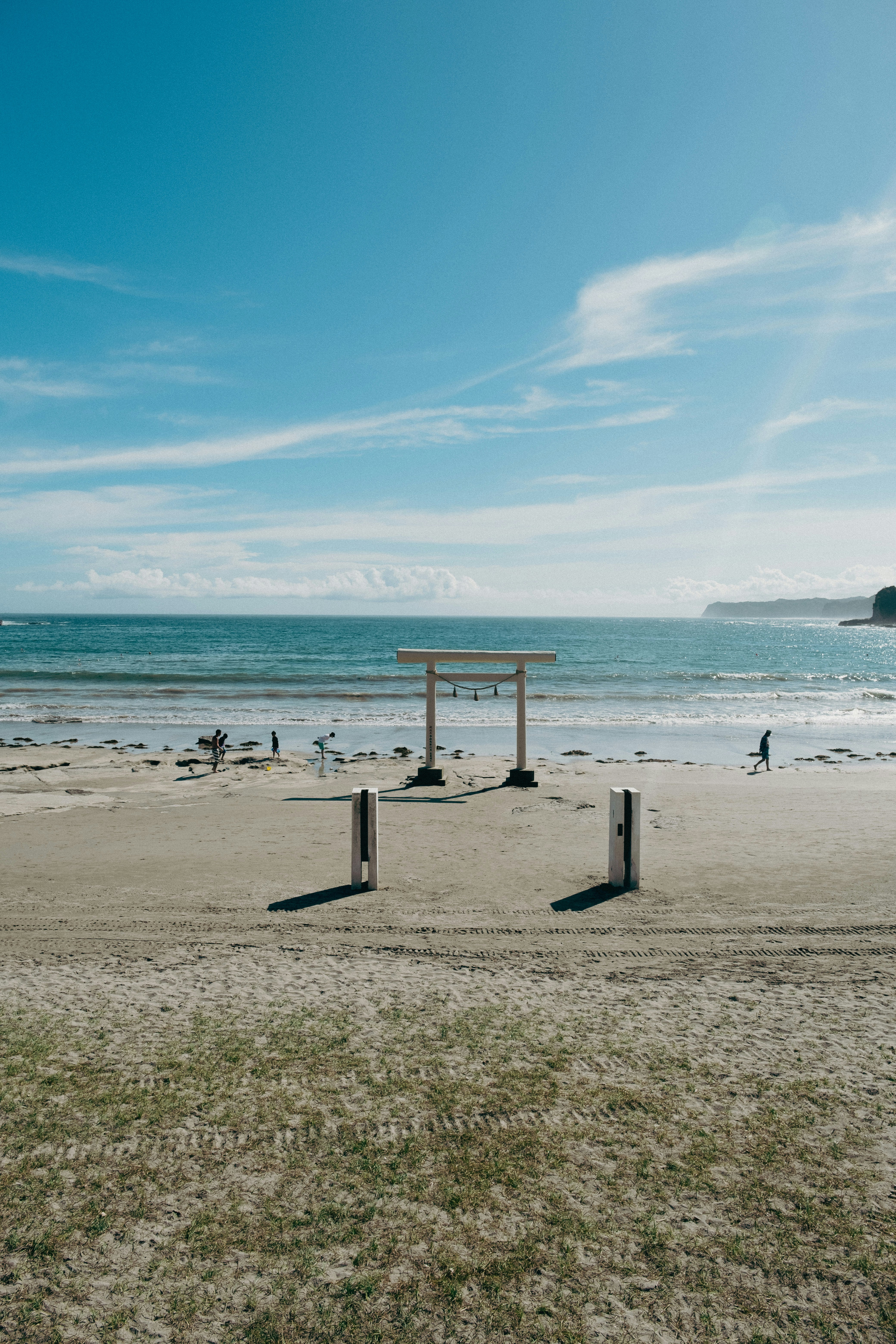 맑은 날에는 신사 문이 있는 해변.