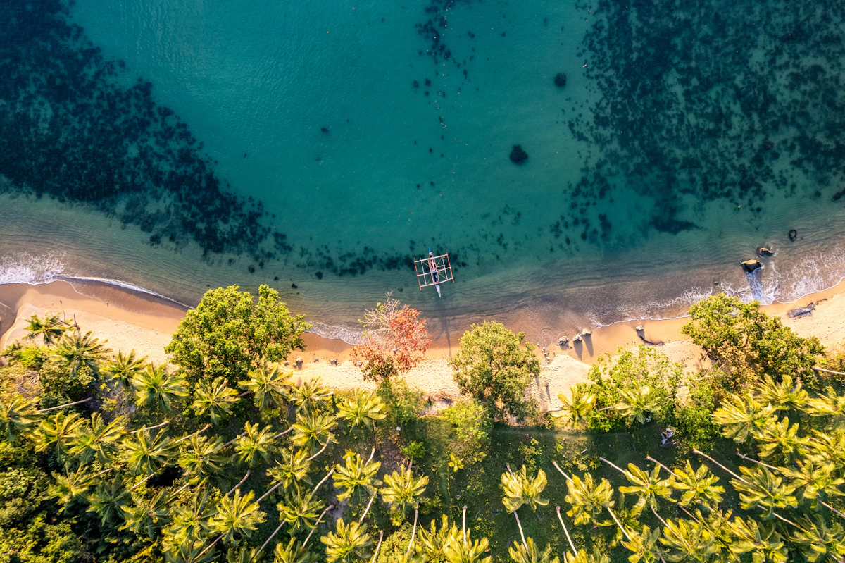 Vue aérienne d'une baie de plage tropicale