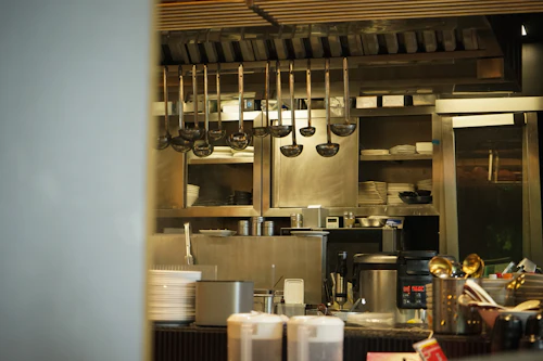 Utensilios ordenados en una cocina profesional