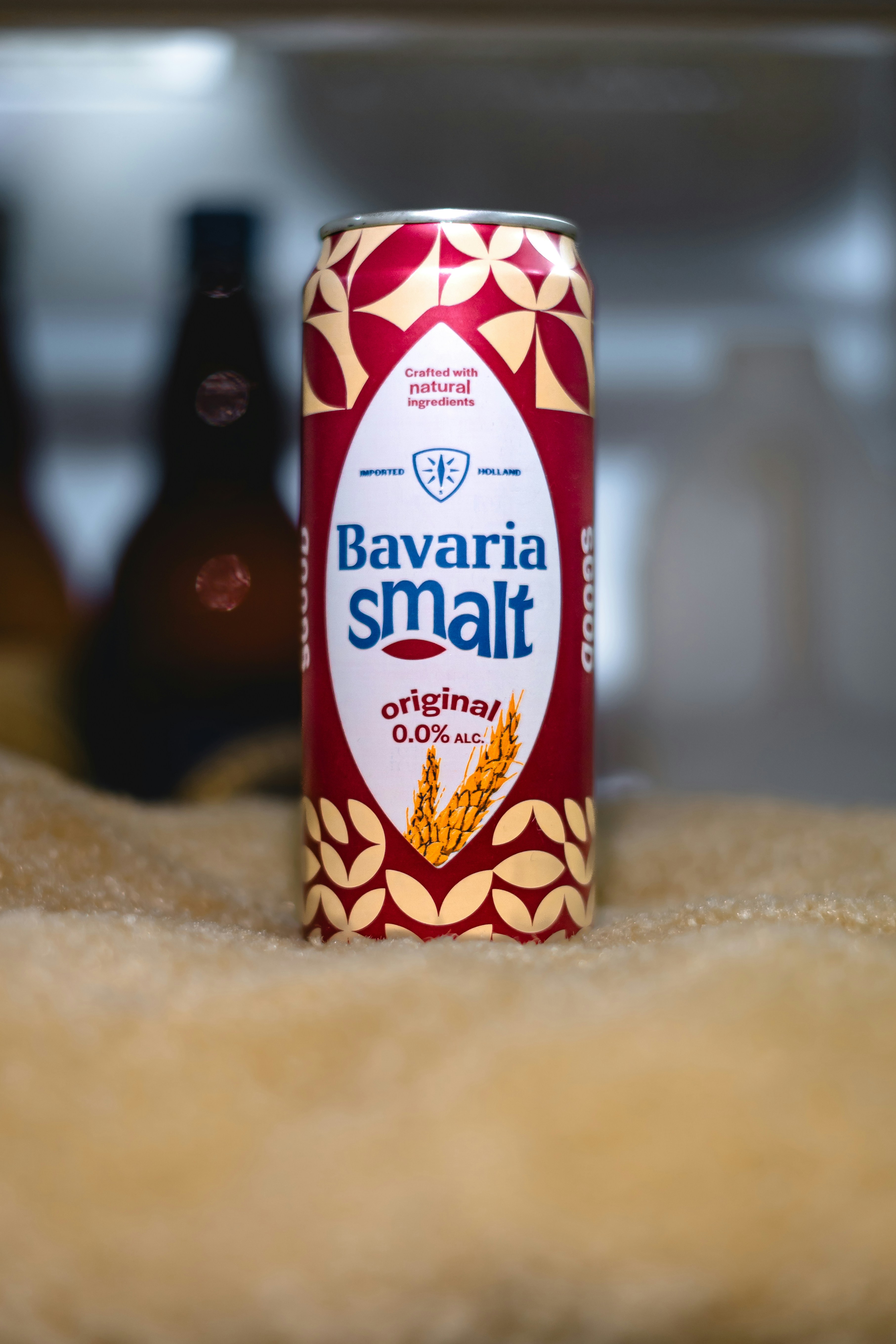 Une canette de bière bavaria smalt se trouve à l’intérieur d’un réfrigérateur.