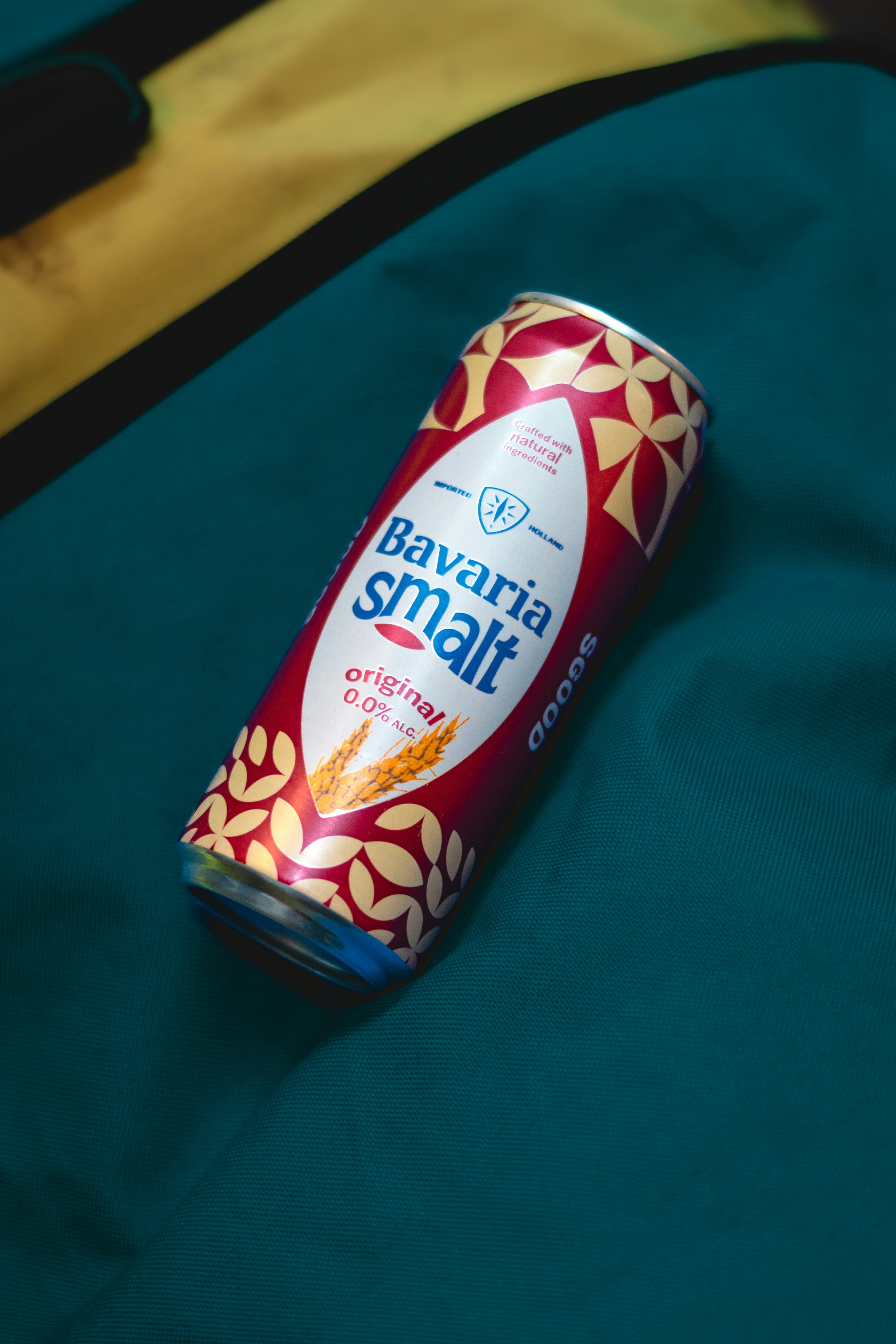 Une boîte de smalt de Bavière repose sur du tissu.