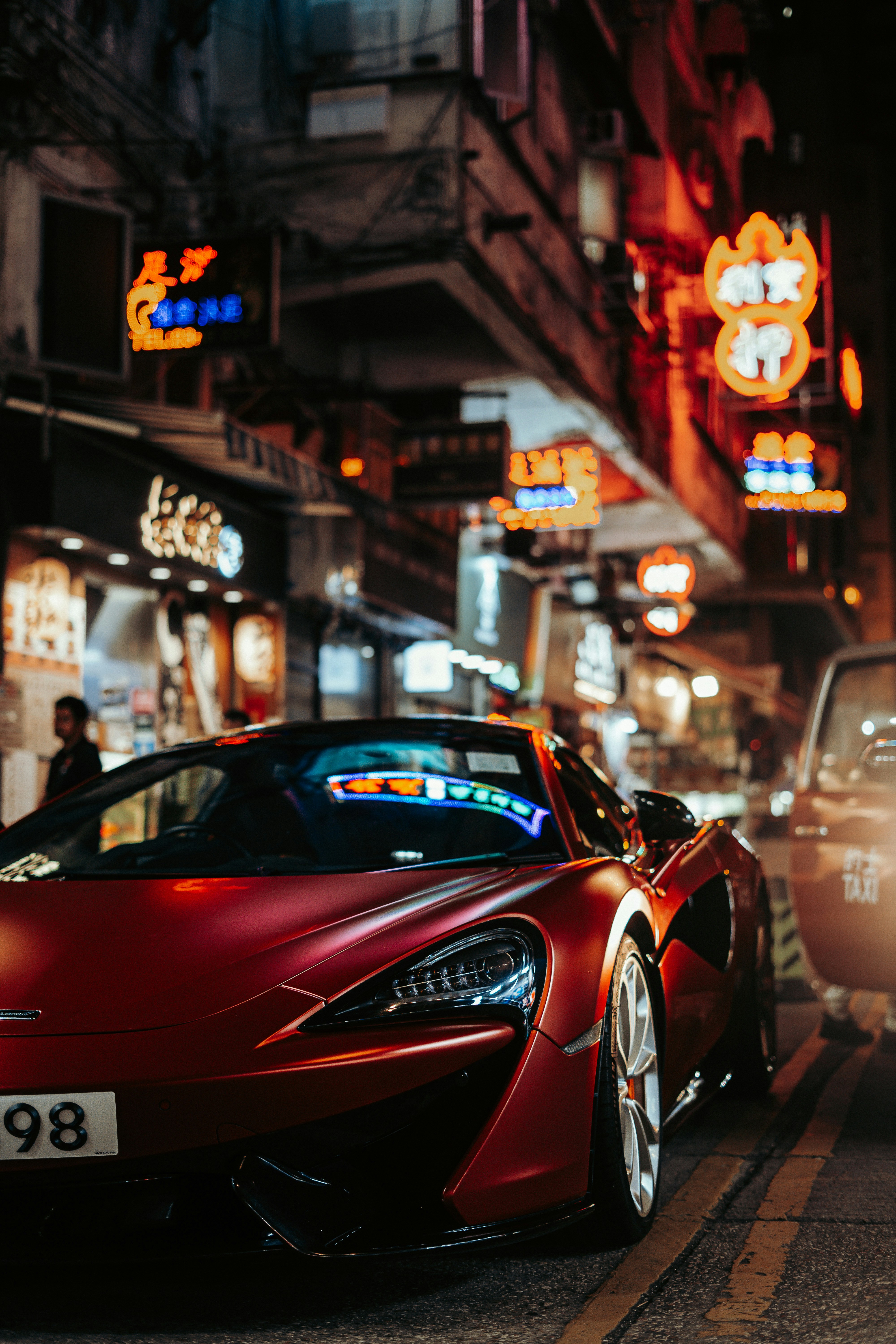 赤いスポーツカーが街に鮮やかに輝いています。