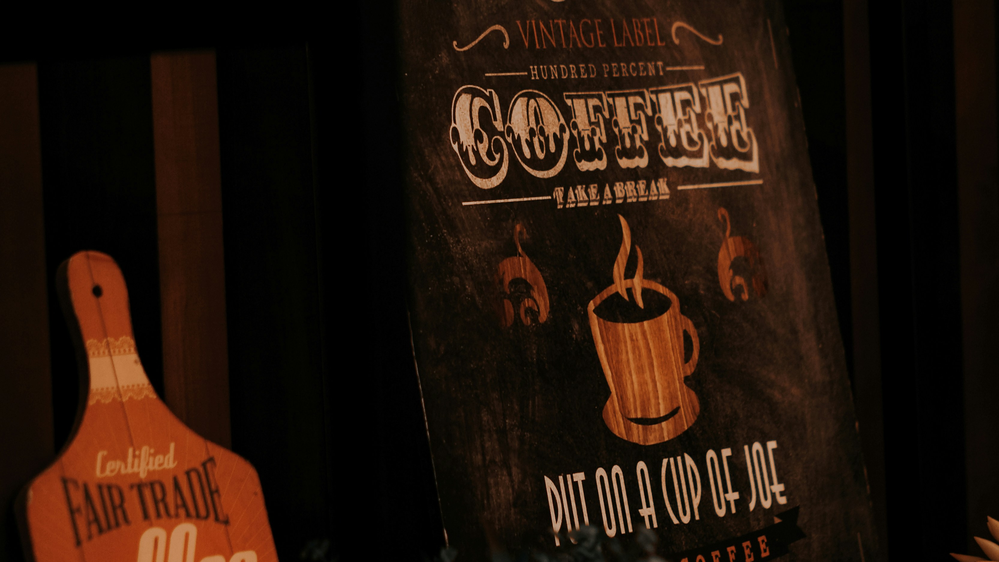 Letrero de cafetería con estilo vintage.