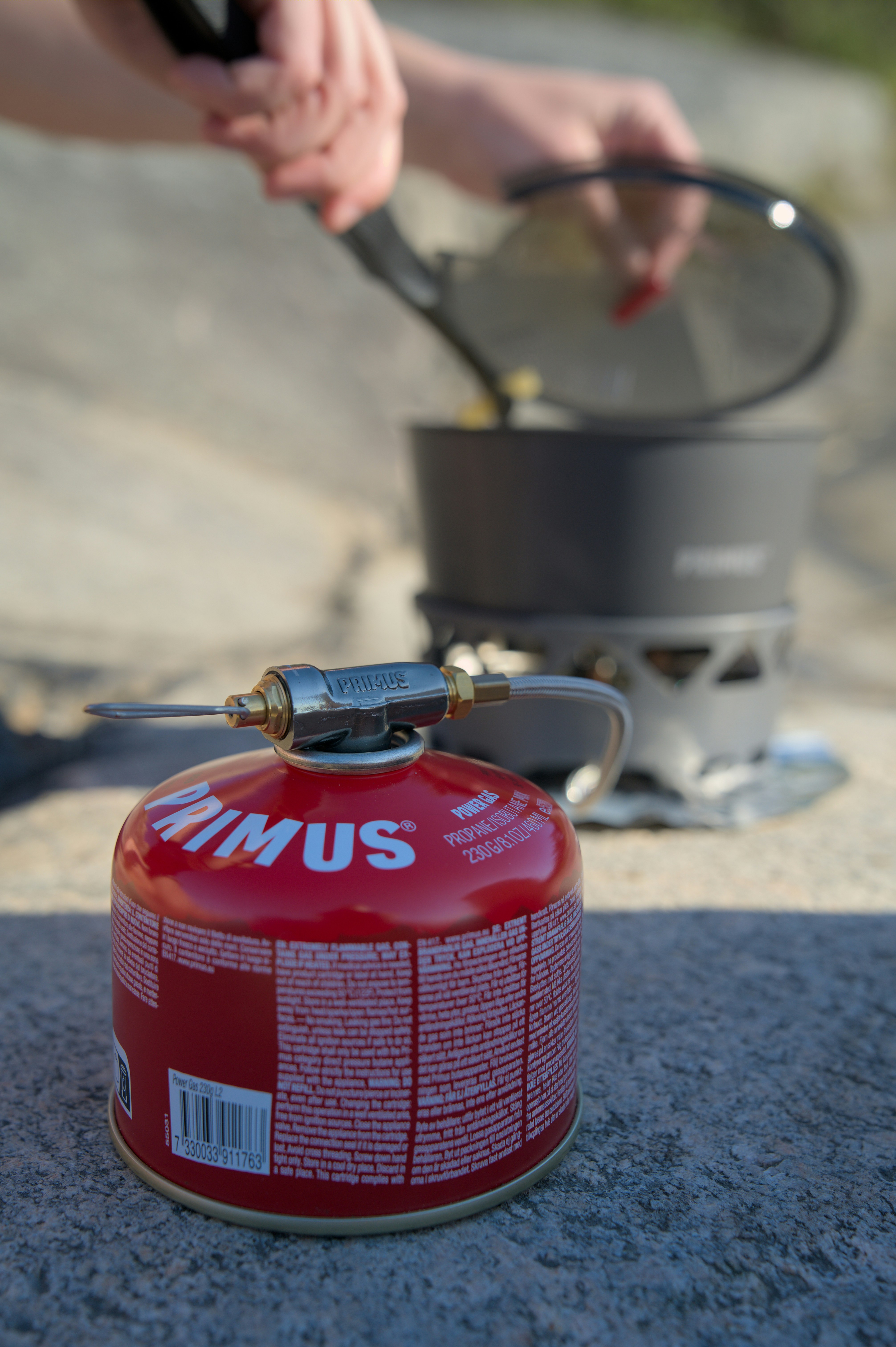 Camping stove cooking outdoors, ilustrasi artikel Cook Like a Pro: Your Ultimate Guide to Choosing the Perfect Camping Stove 5