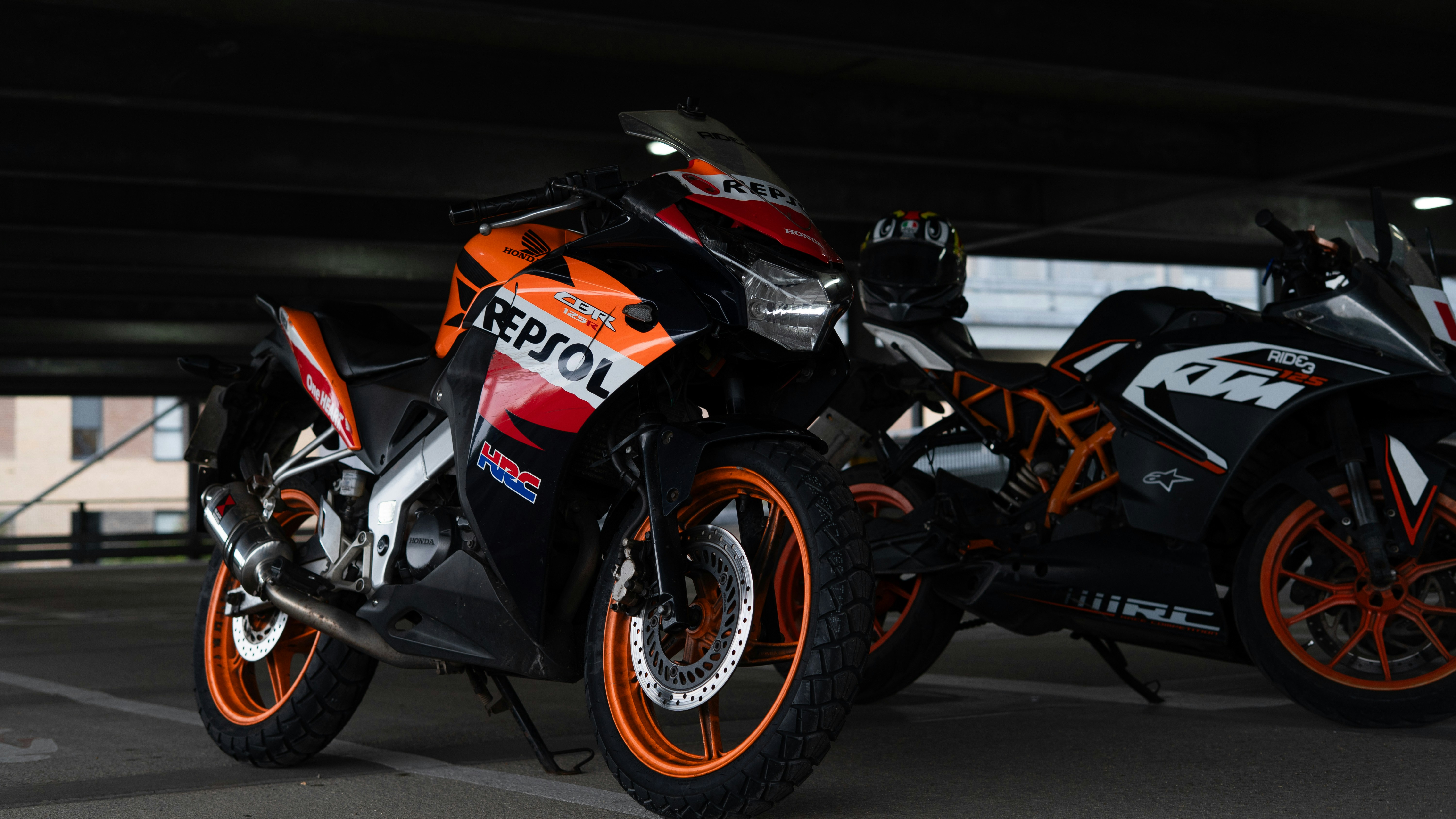 Dos motos estacionadas, una honda y una ktm.