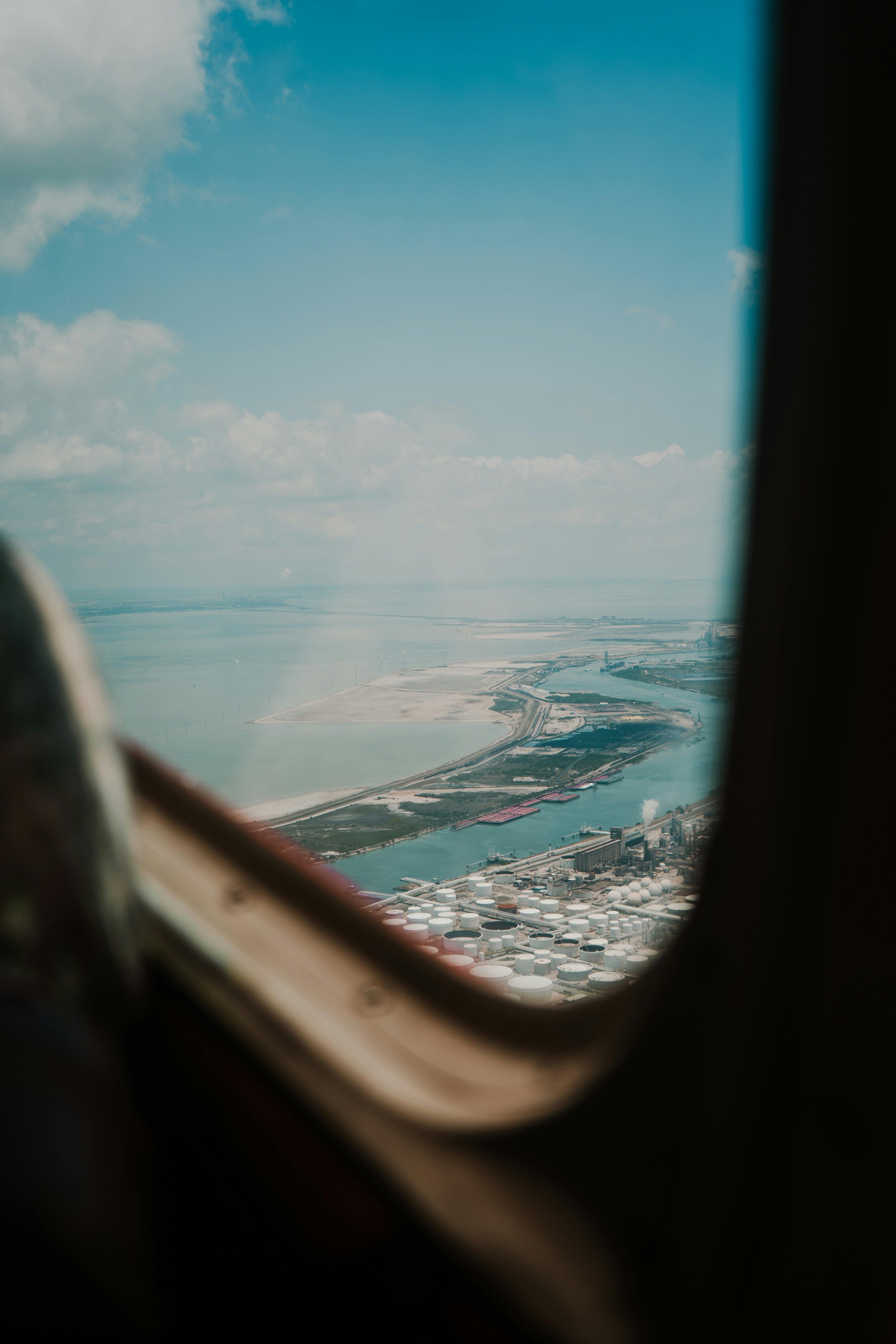 Vue d’un littoral depuis le hublot d’un avion.