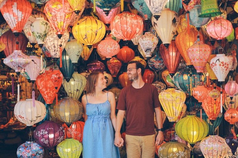 Sonrisas bajo faroles de colores