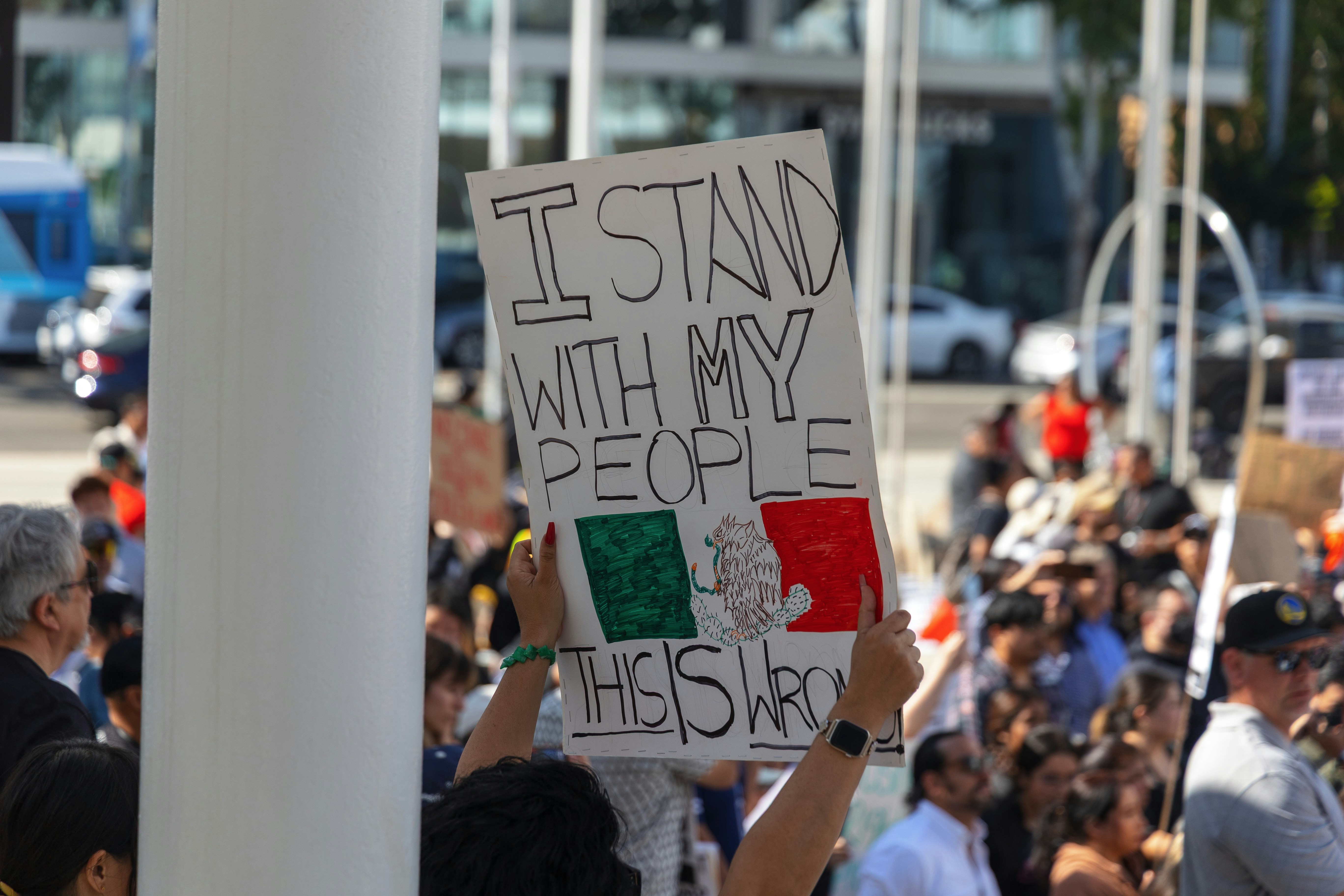 Der Demonstrant hält ein Schild mit der Aufschrift "Ich stehe an der Seite meines Volkes".