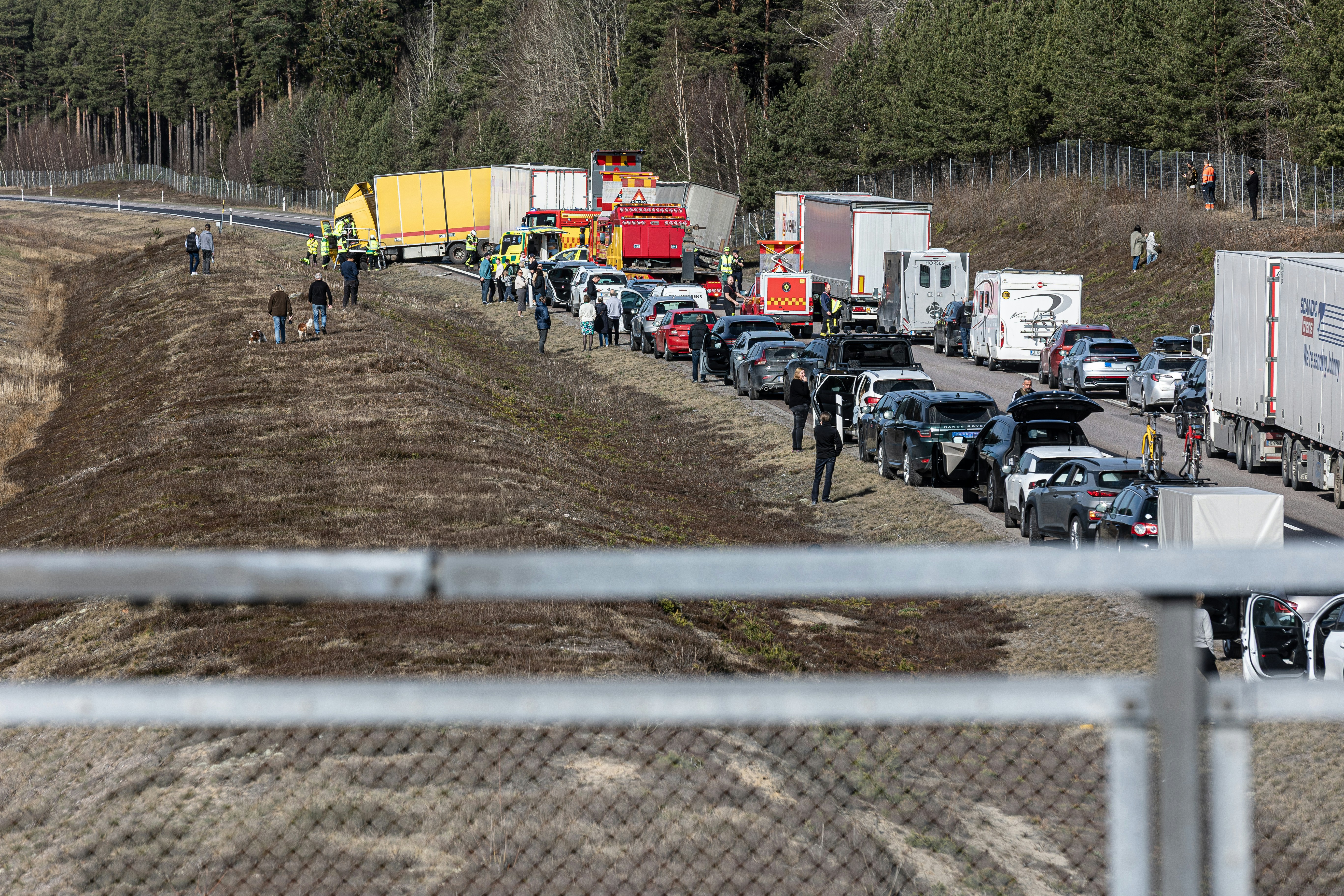 Modig hjälte räddar liv ur kraschad bil på Tranås vägar!