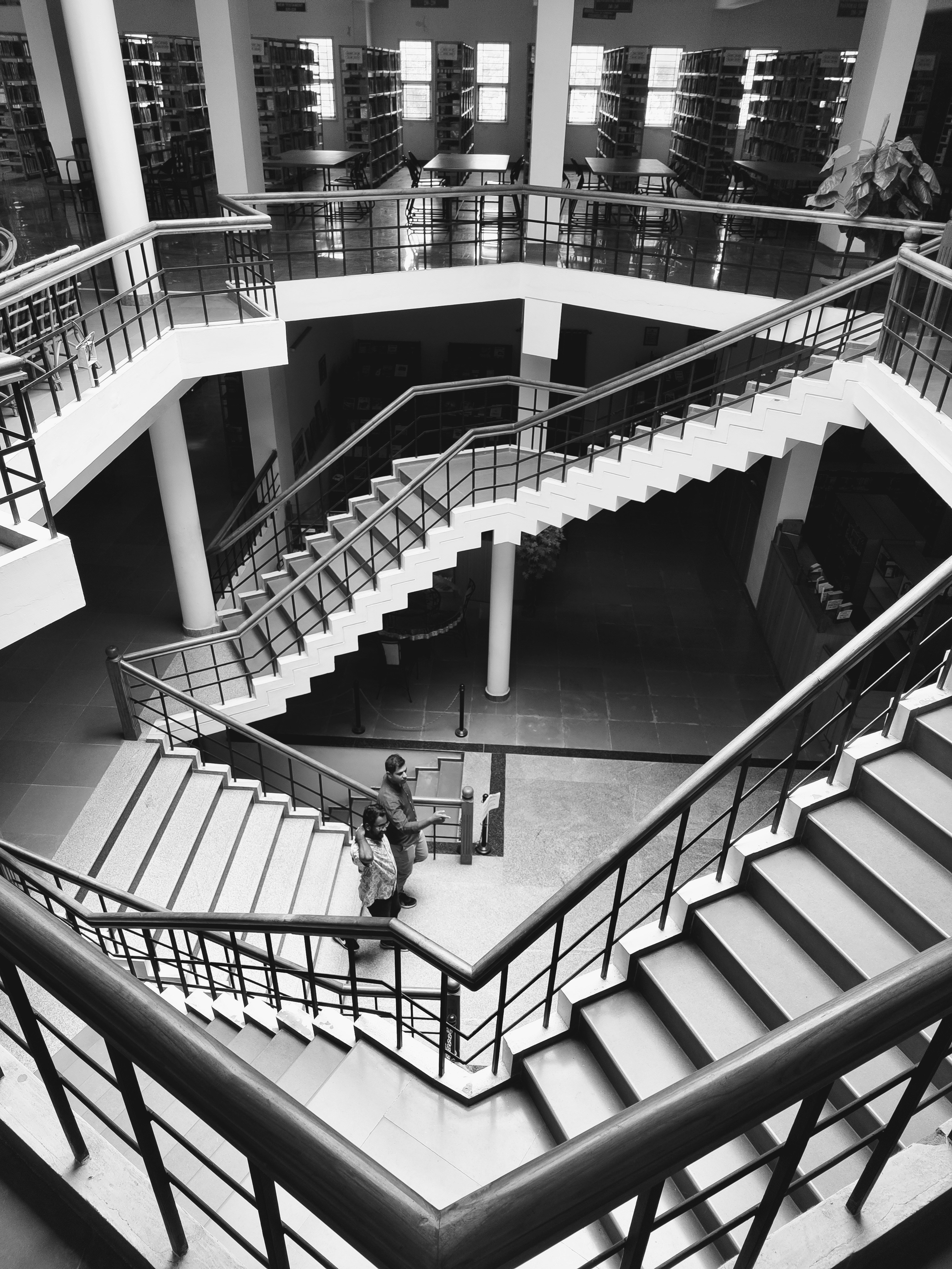 Treppen dominieren die architektonische Gestaltung einer Bibliothek.
