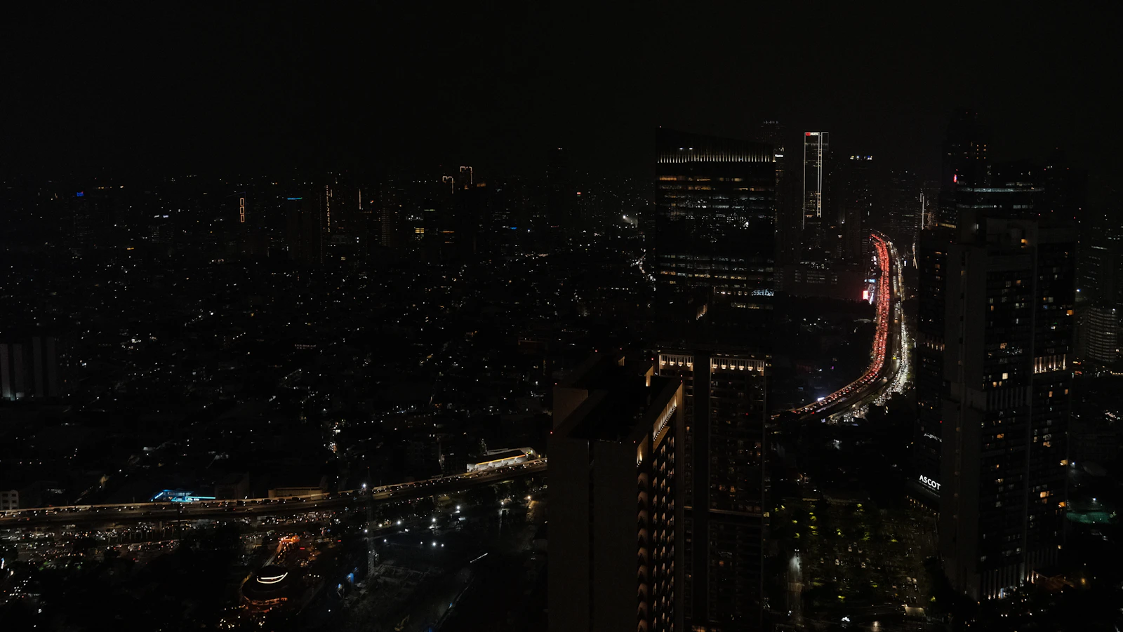 Panorama gedung pencakar langit Jakarta pada malam hari