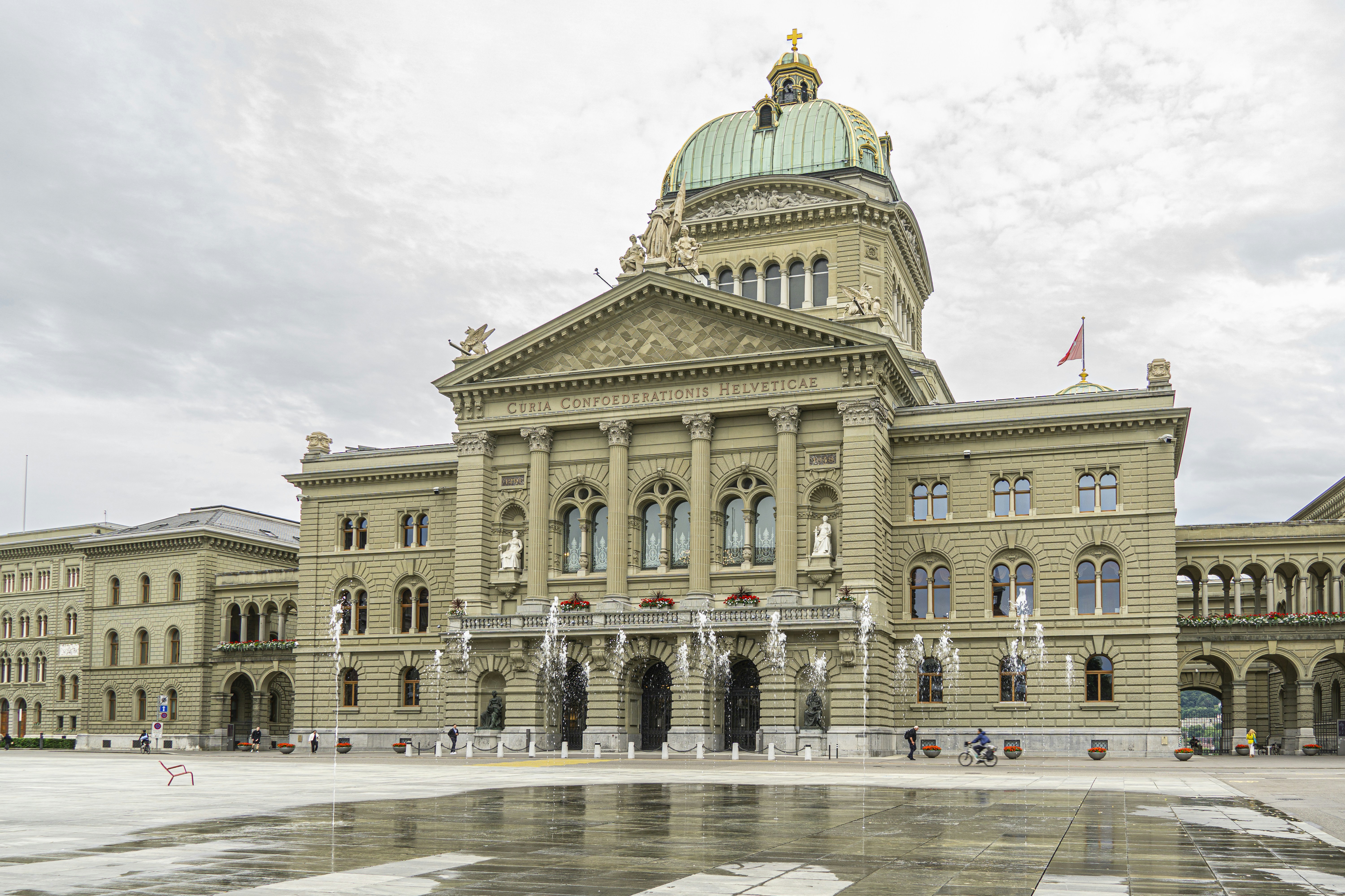 Majestätisch erhebt sich das Schweizer Parlamentsgebäude.