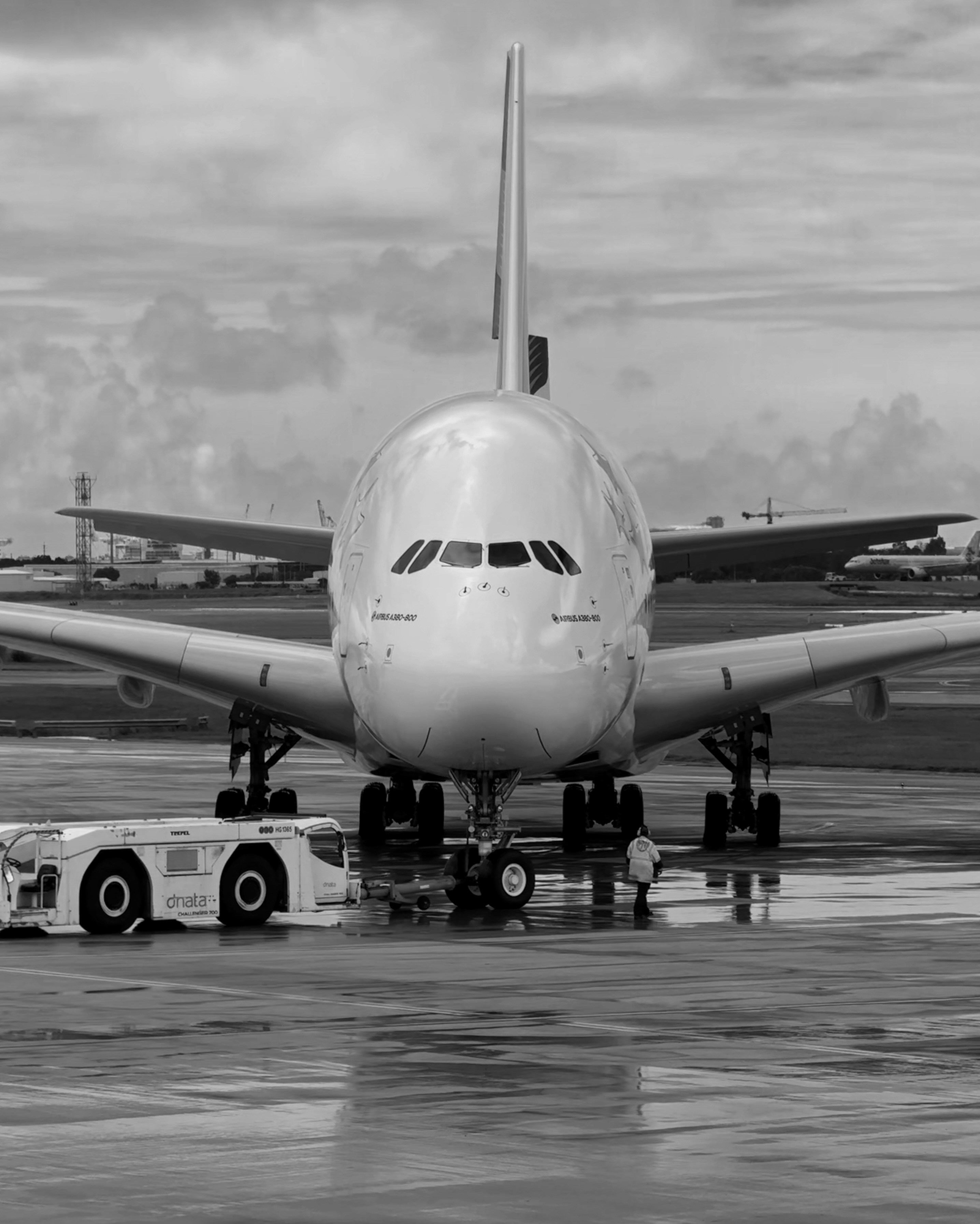 Um avião está estacionado na pista.