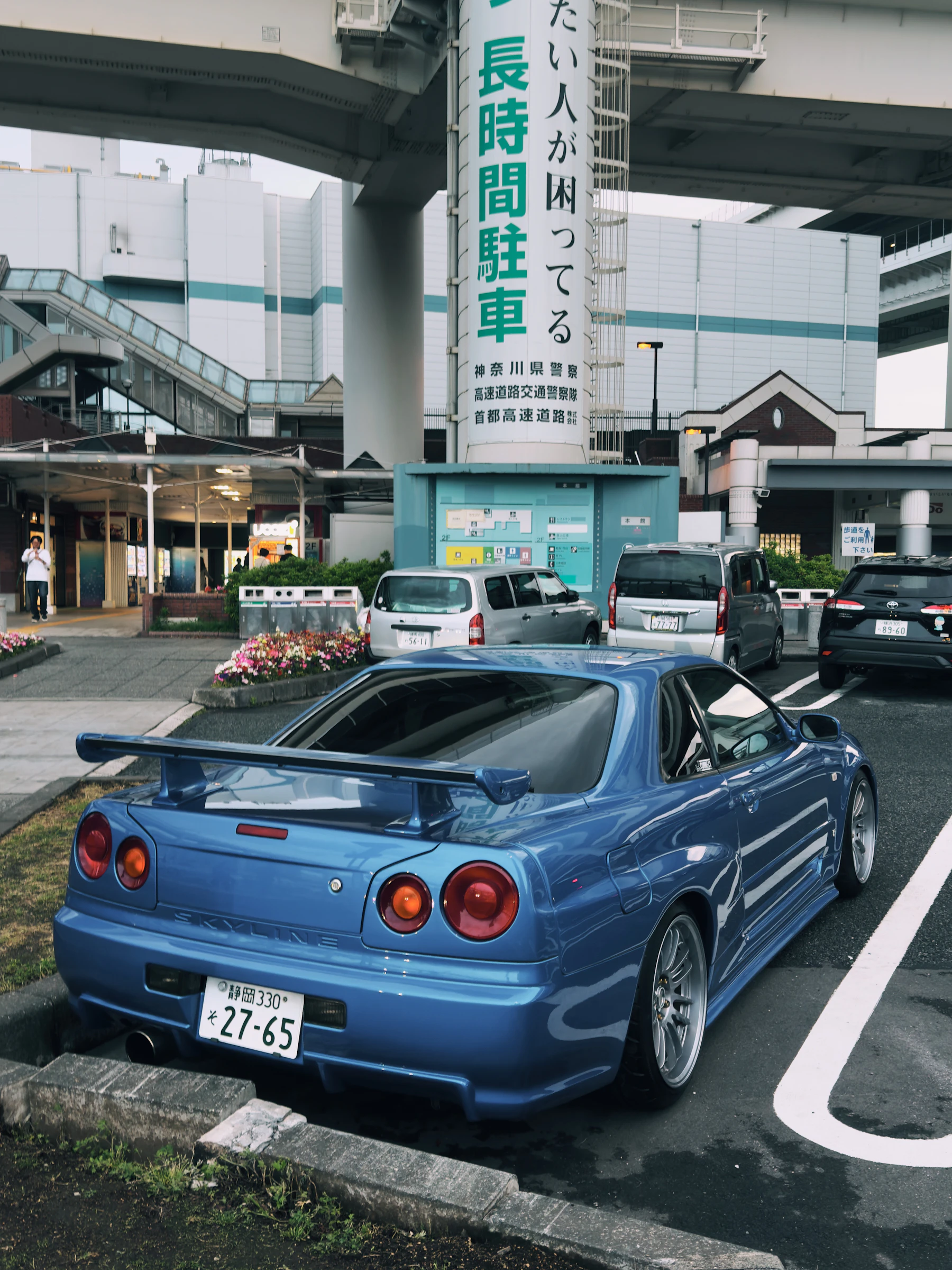 深夜の首都高を走るR34スカイライン