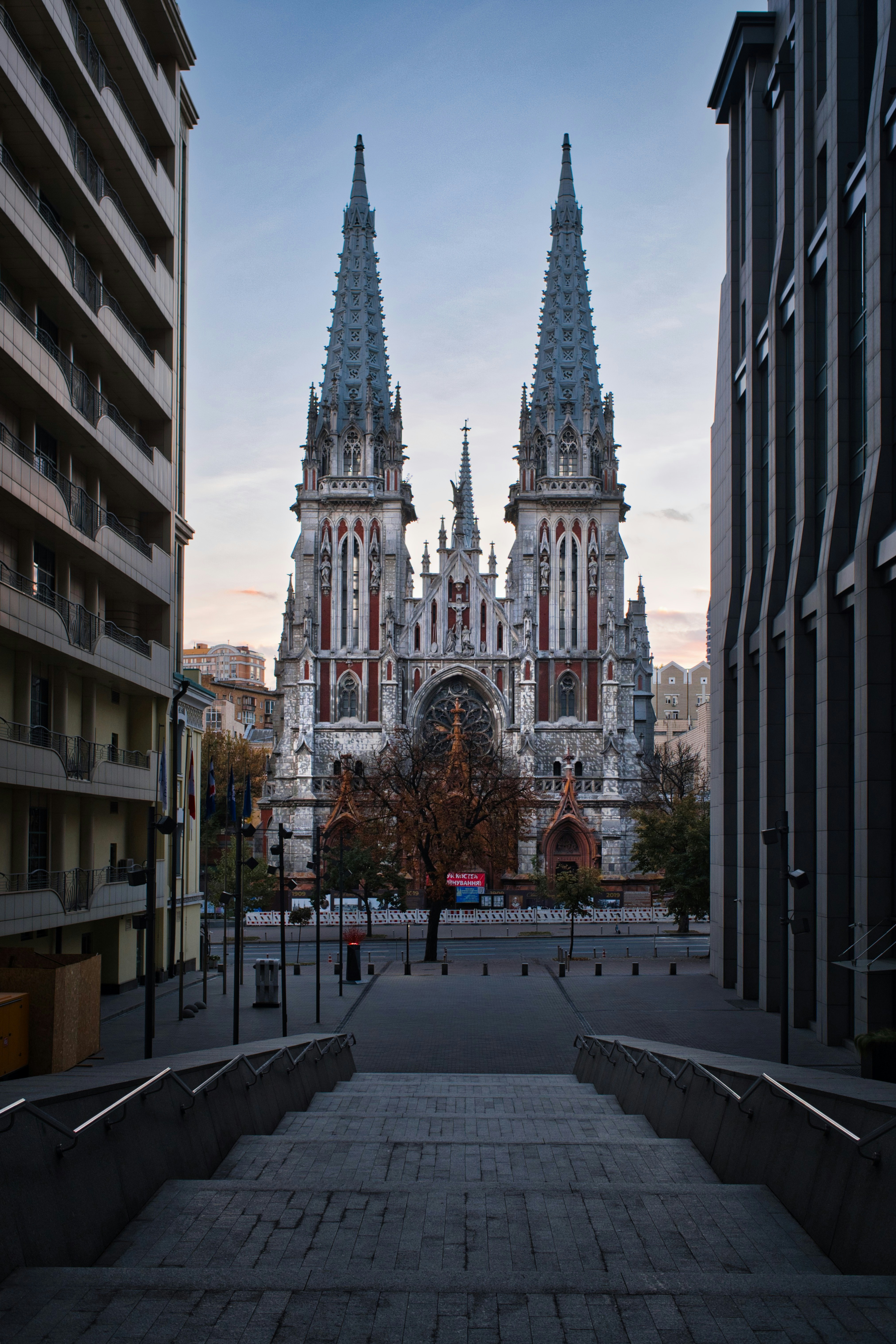 Eine gotische Kirche wird von städtischen Gebäuden eingerahmt.