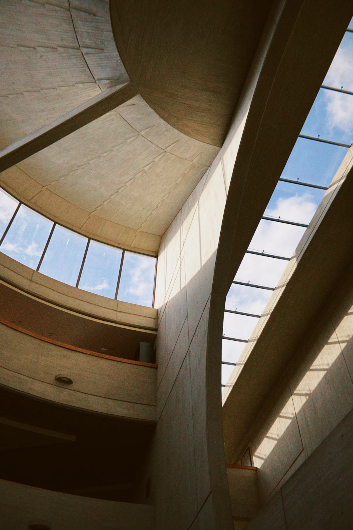 Architettura in cemento che incornicia il cielo