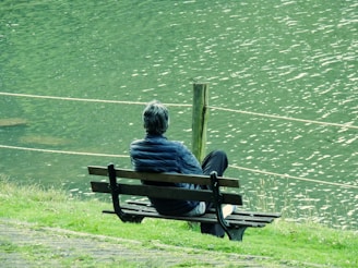 homen sentado relachando