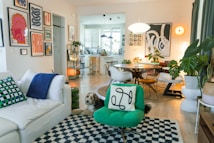 Sala acogedora con arte ecléctico y un perro.