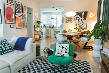 Sala acogedora con arte ecléctico y un perro.