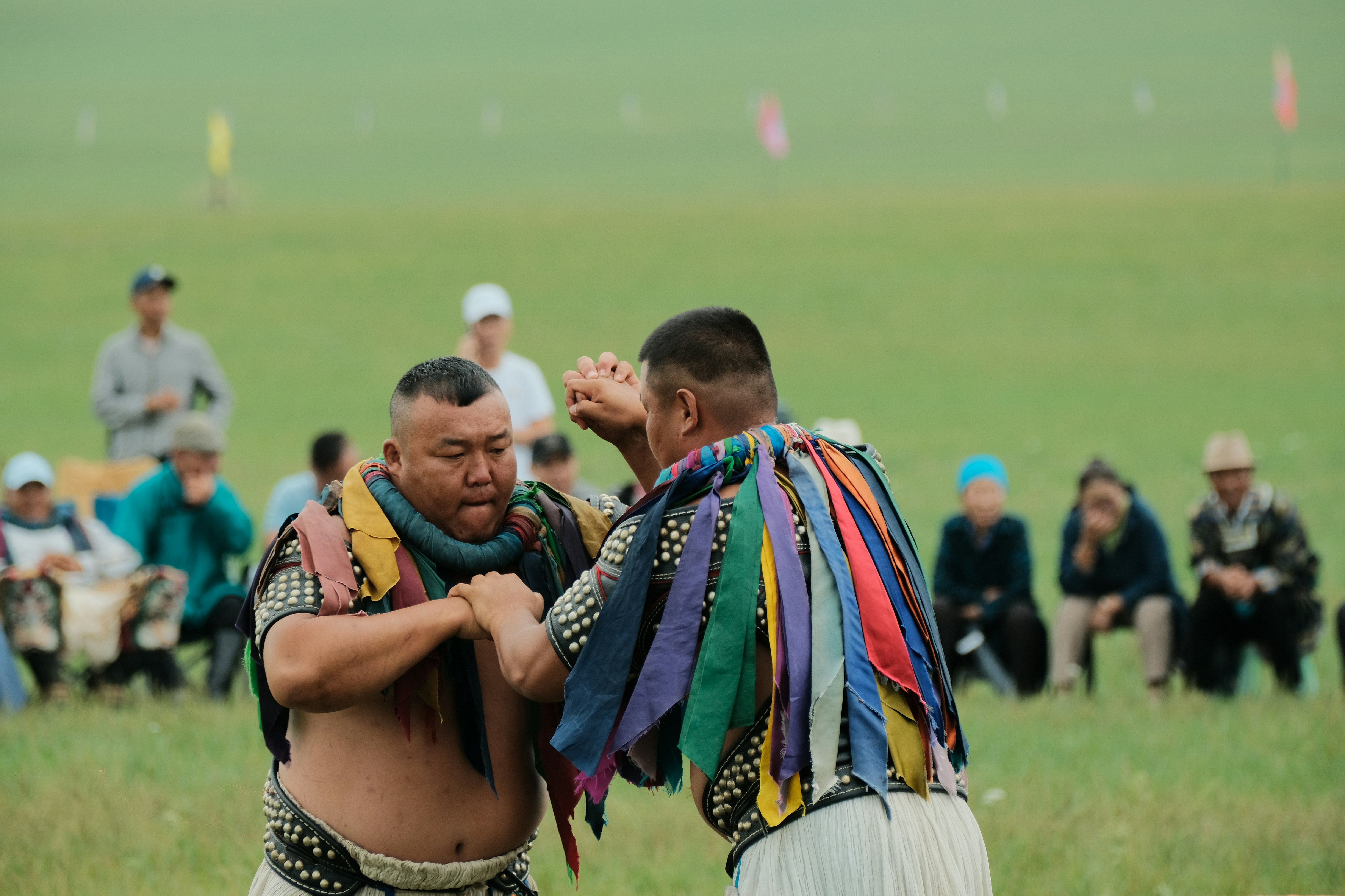 Los luchadores están en acción en un campo abierto.
