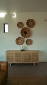 Новообзаведено антре от Хеджи Уайлдър с преправен шкаф и стенни декорации от купи