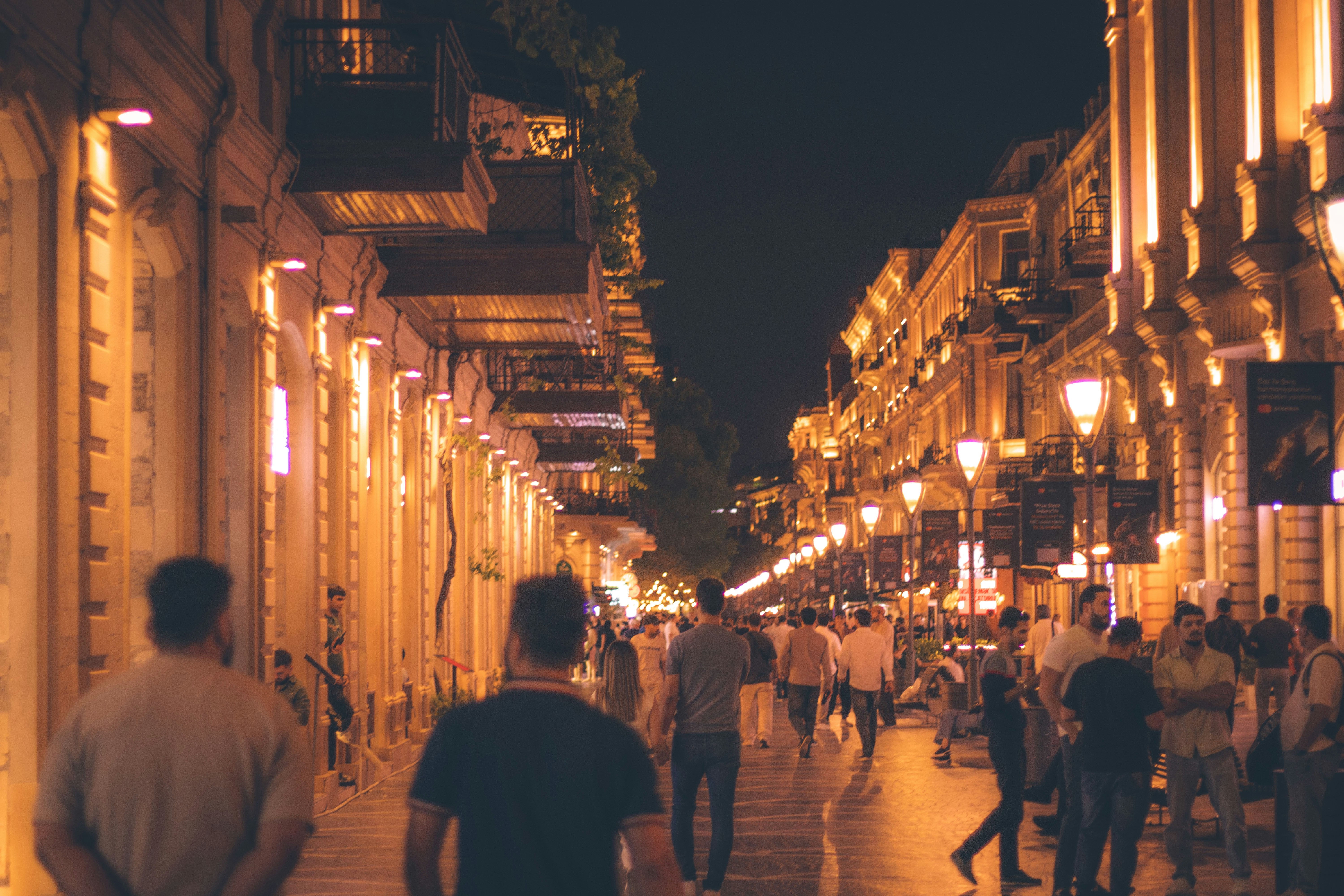 Une rue de nuit en Azerbaidjan.