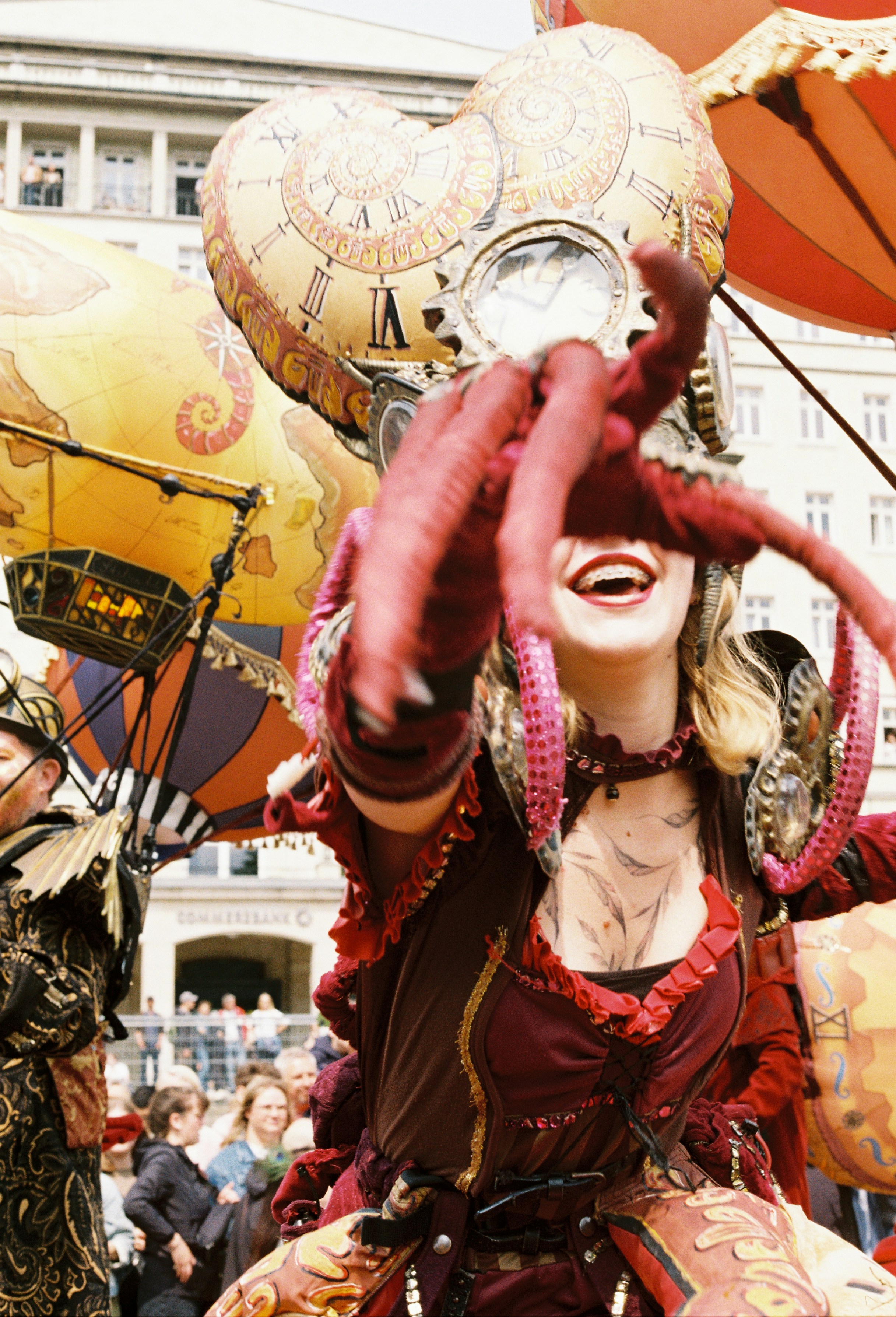 Wanita tersenyum dengan pakaian yang terinspirasi steampunk yang rumit.
